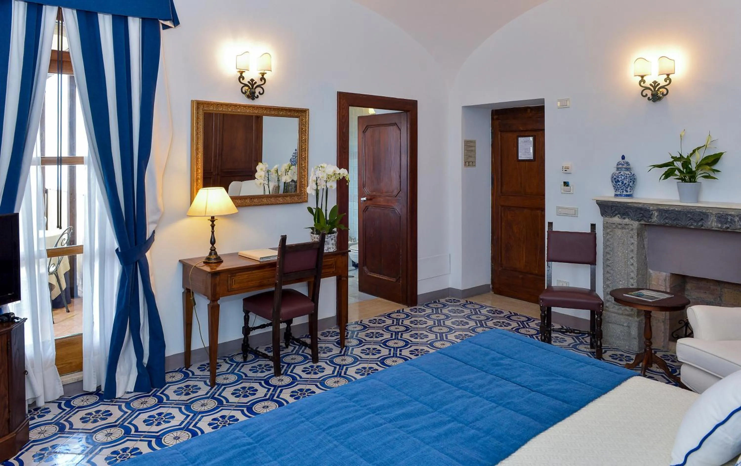TV and multimedia, Bed in Hotel Villa Cimbrone