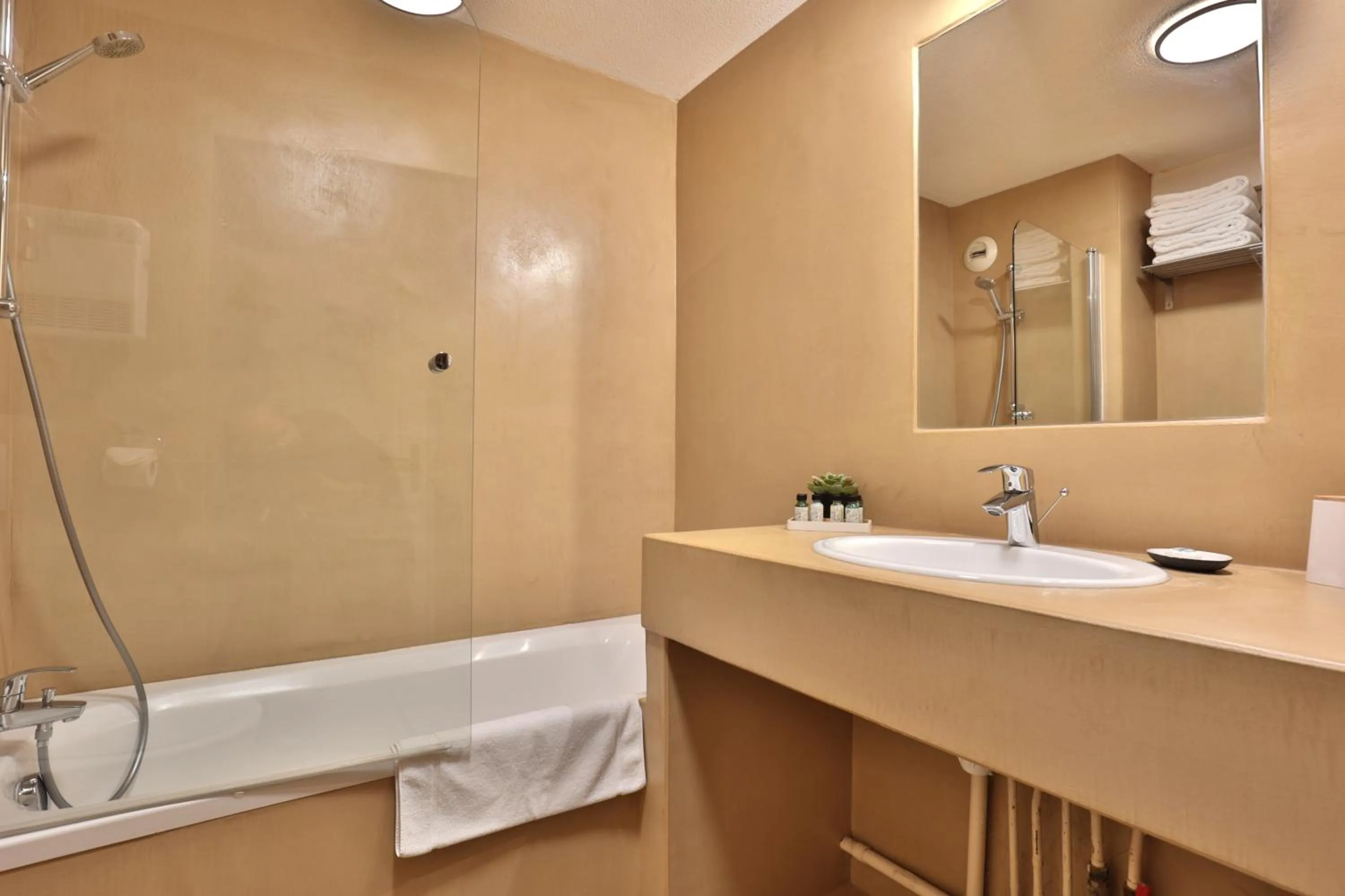 Bath in Hôtel & Appart-hôtel Olatua