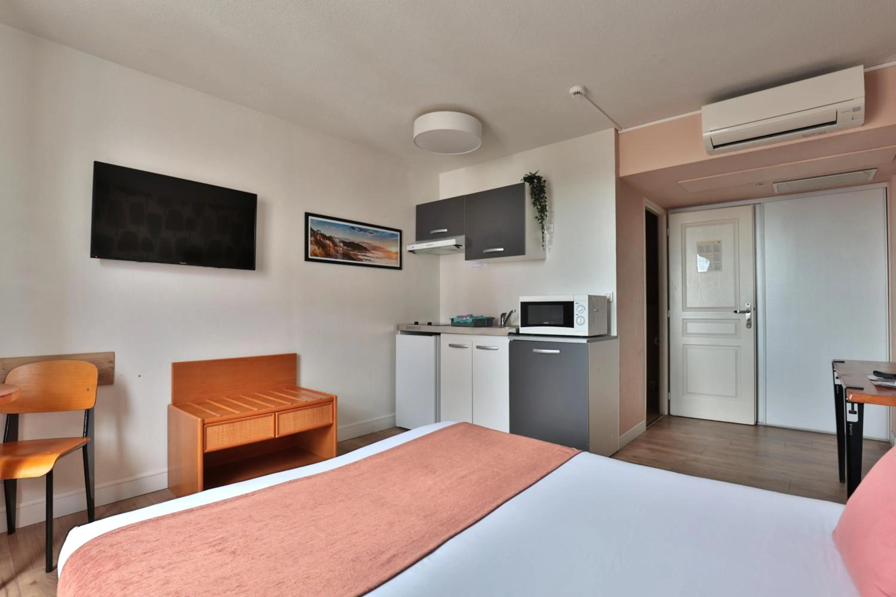 Kitchen or kitchenette in Hôtel & Appart-hôtel Olatua