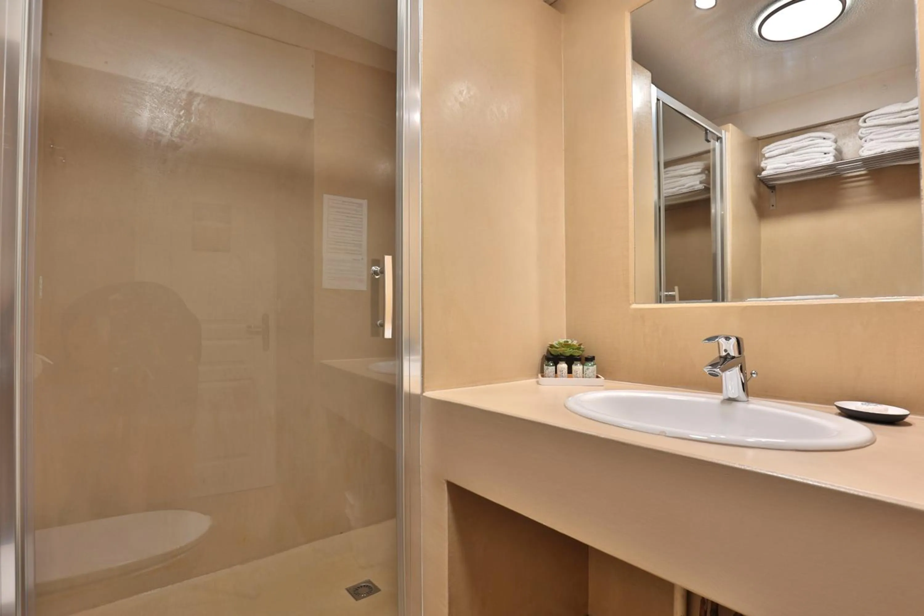 Shower in Hôtel & Appart-hôtel Olatua