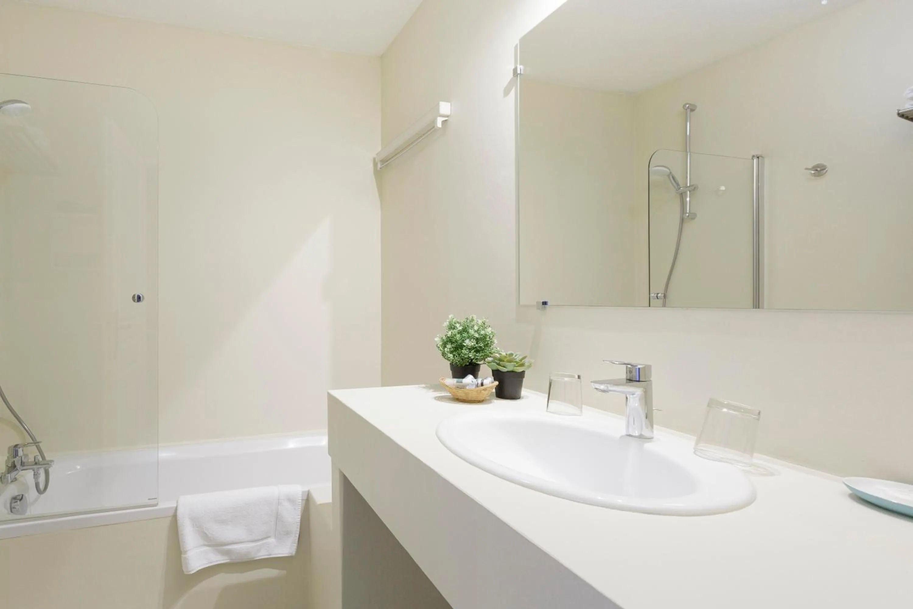 Bathroom in Hôtel & Appart-hôtel Olatua