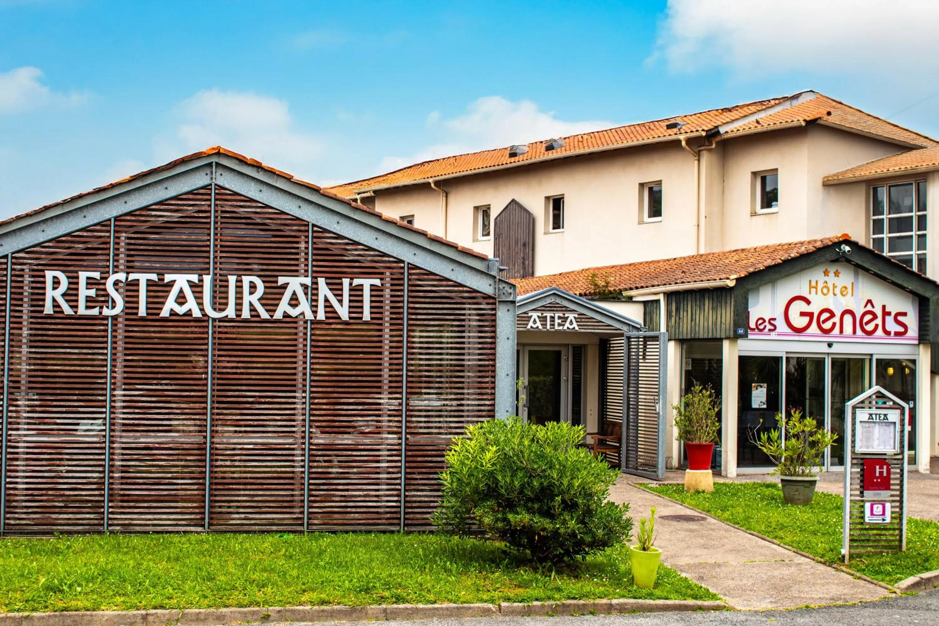 Property building in Hôtel Les Genêts Bayonne