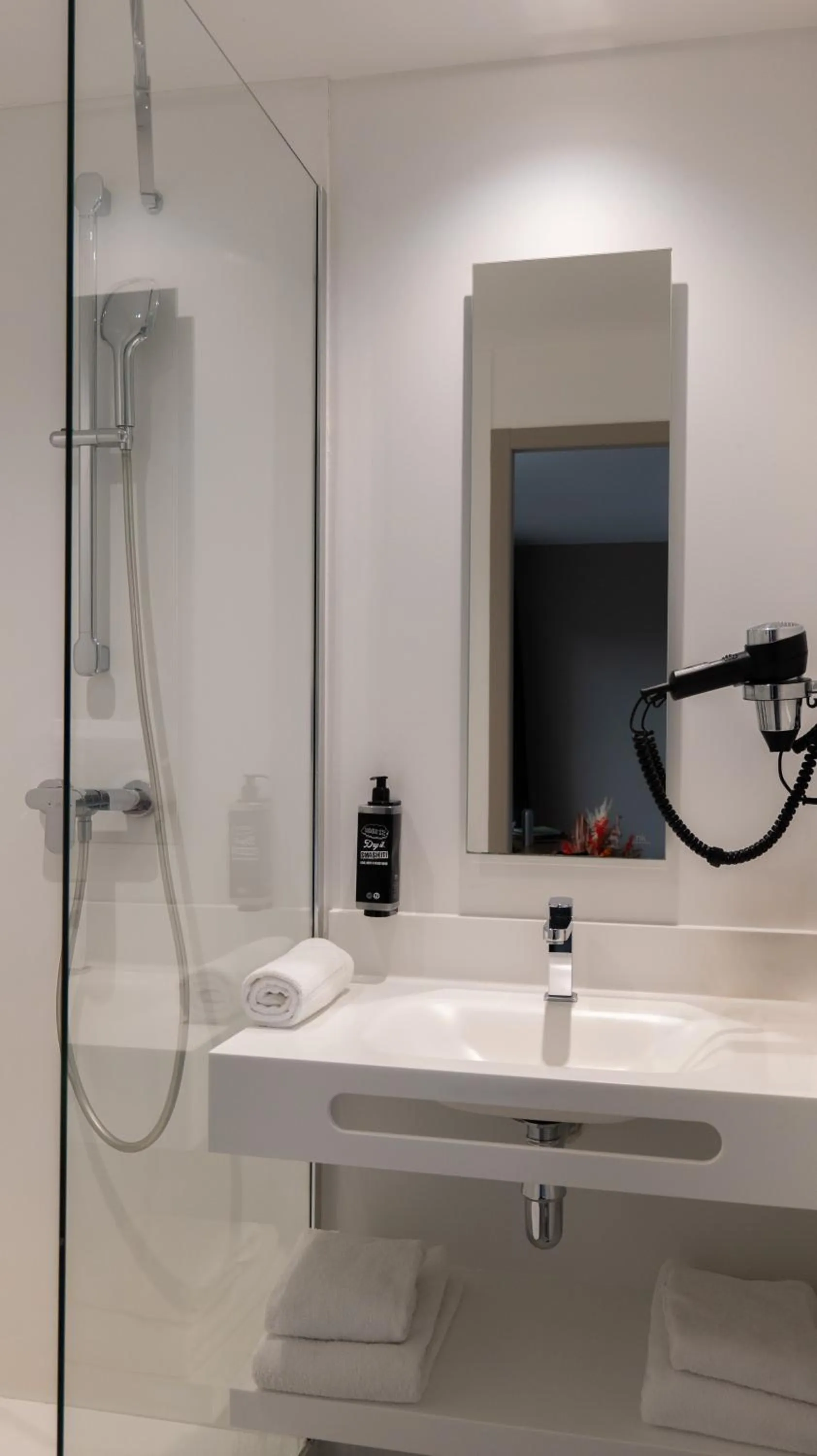 Shower in Hôtel Les Genêts Bayonne