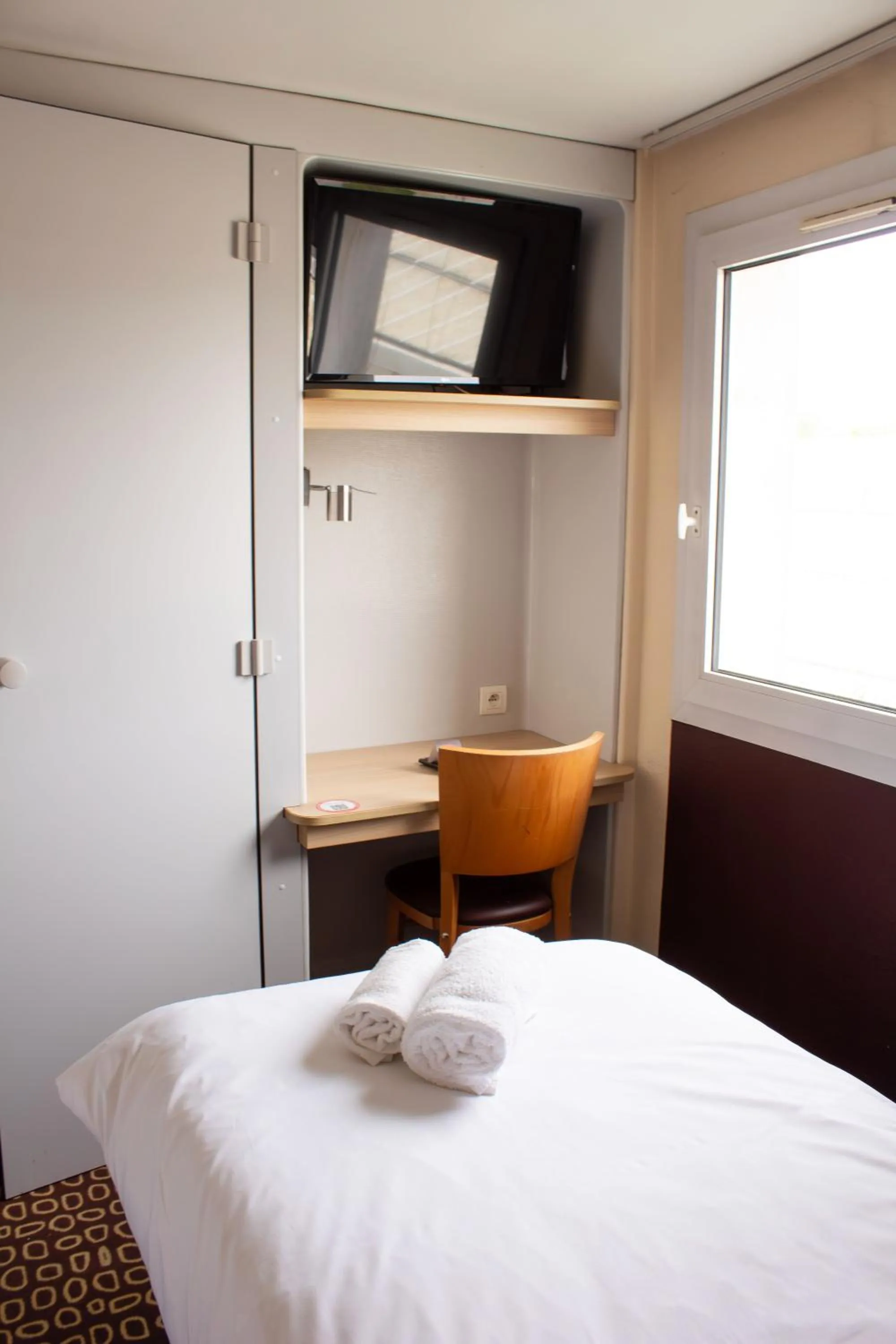 TV and multimedia, Bed in Hôtel Les Genêts Bayonne