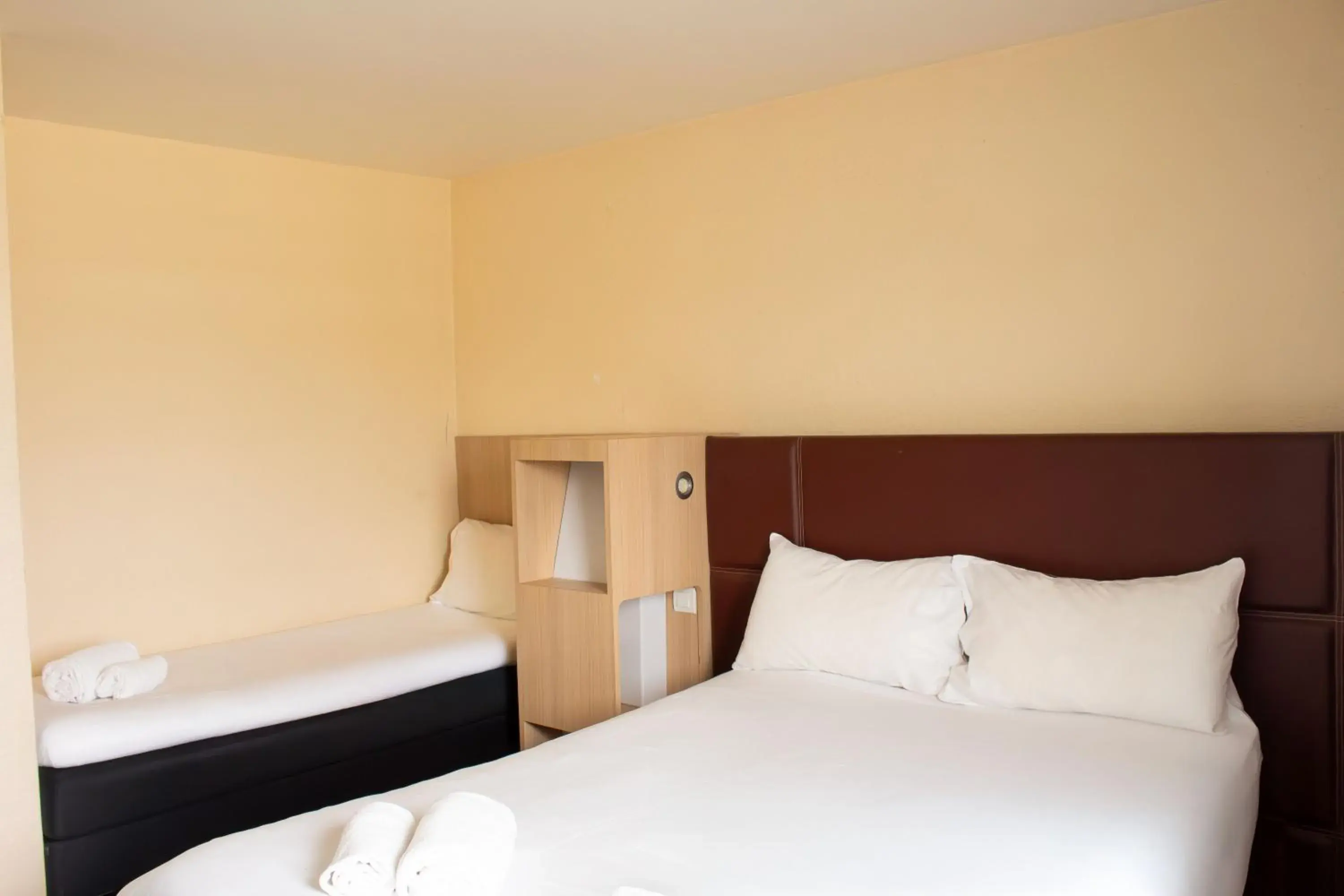 Standard Triple Room in Hôtel Les Genêts Bayonne Standard Triple Room in Hôtel Les Genêts Bayonne