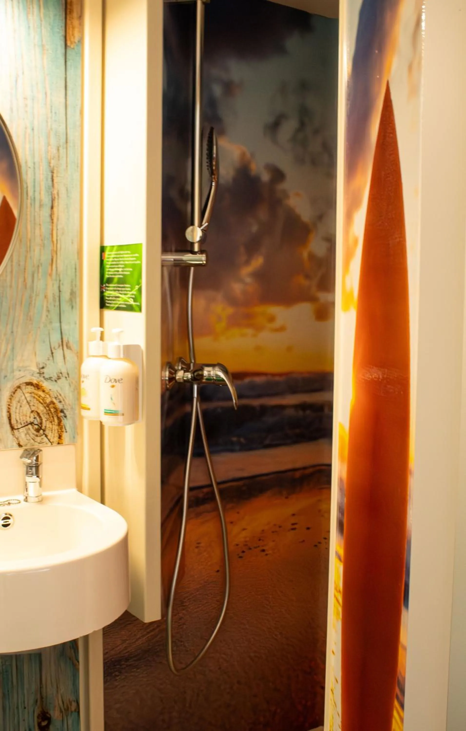 Shower in Hôtel Les Genêts Bayonne