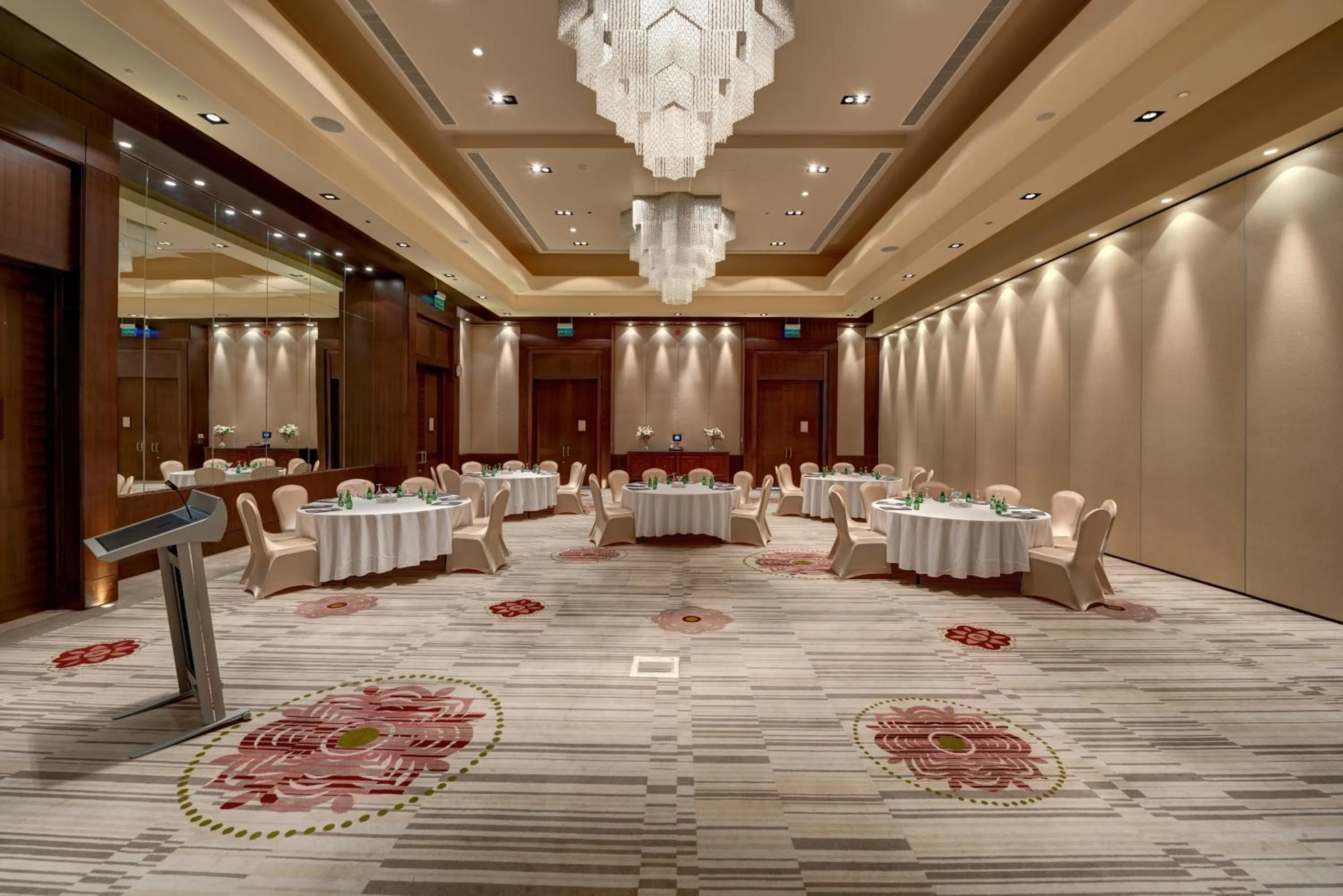 Lobby or reception in Crowne Plaza Duqm by IHG