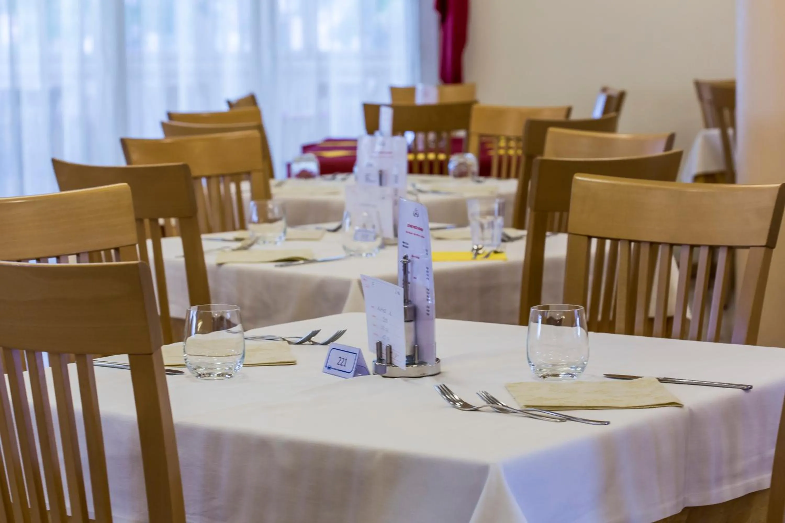 Restaurant/places to eat in Hotel Olympus