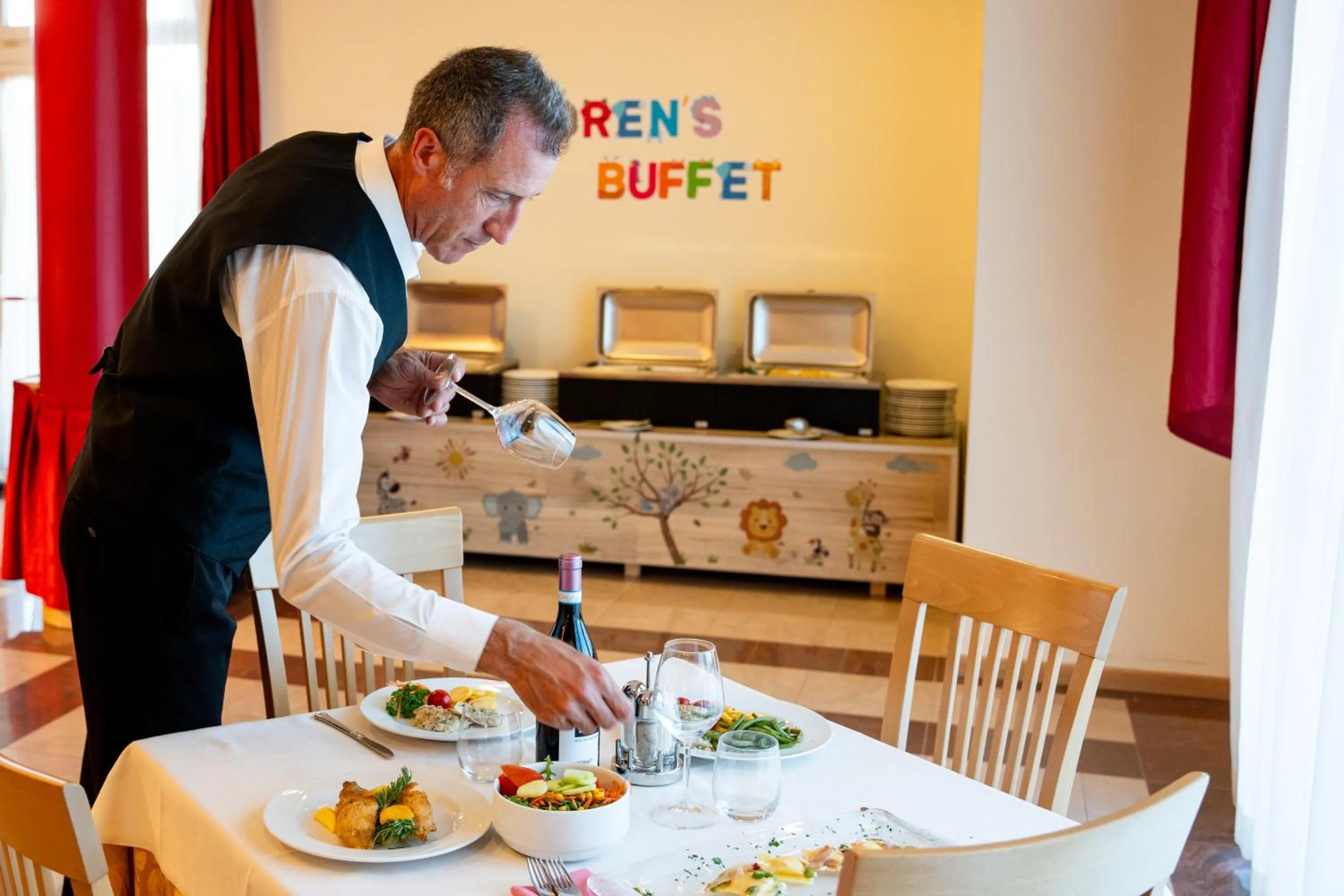 Restaurant/places to eat in Hotel Olympus