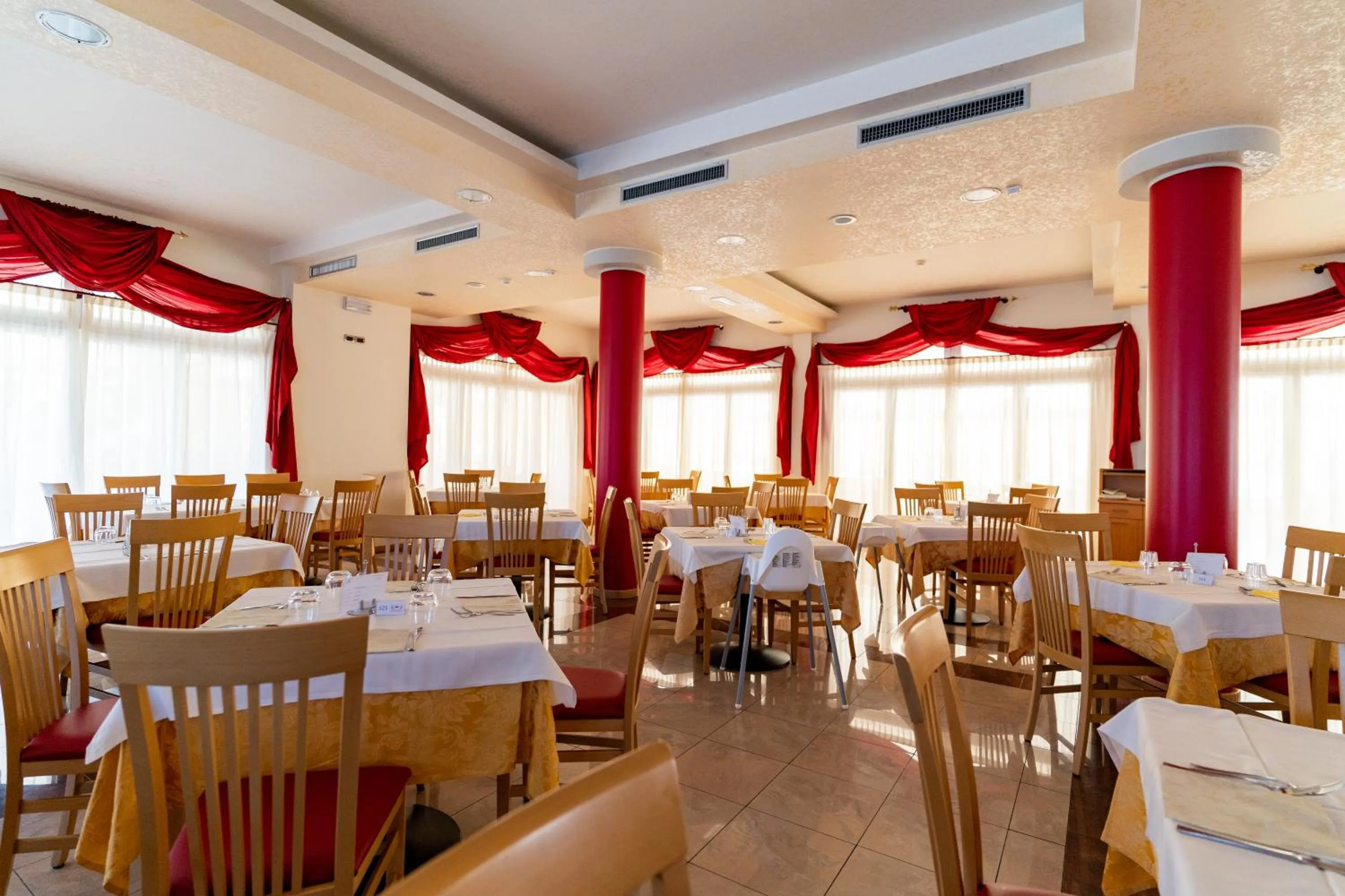 Restaurant/places to eat in Hotel Olympus