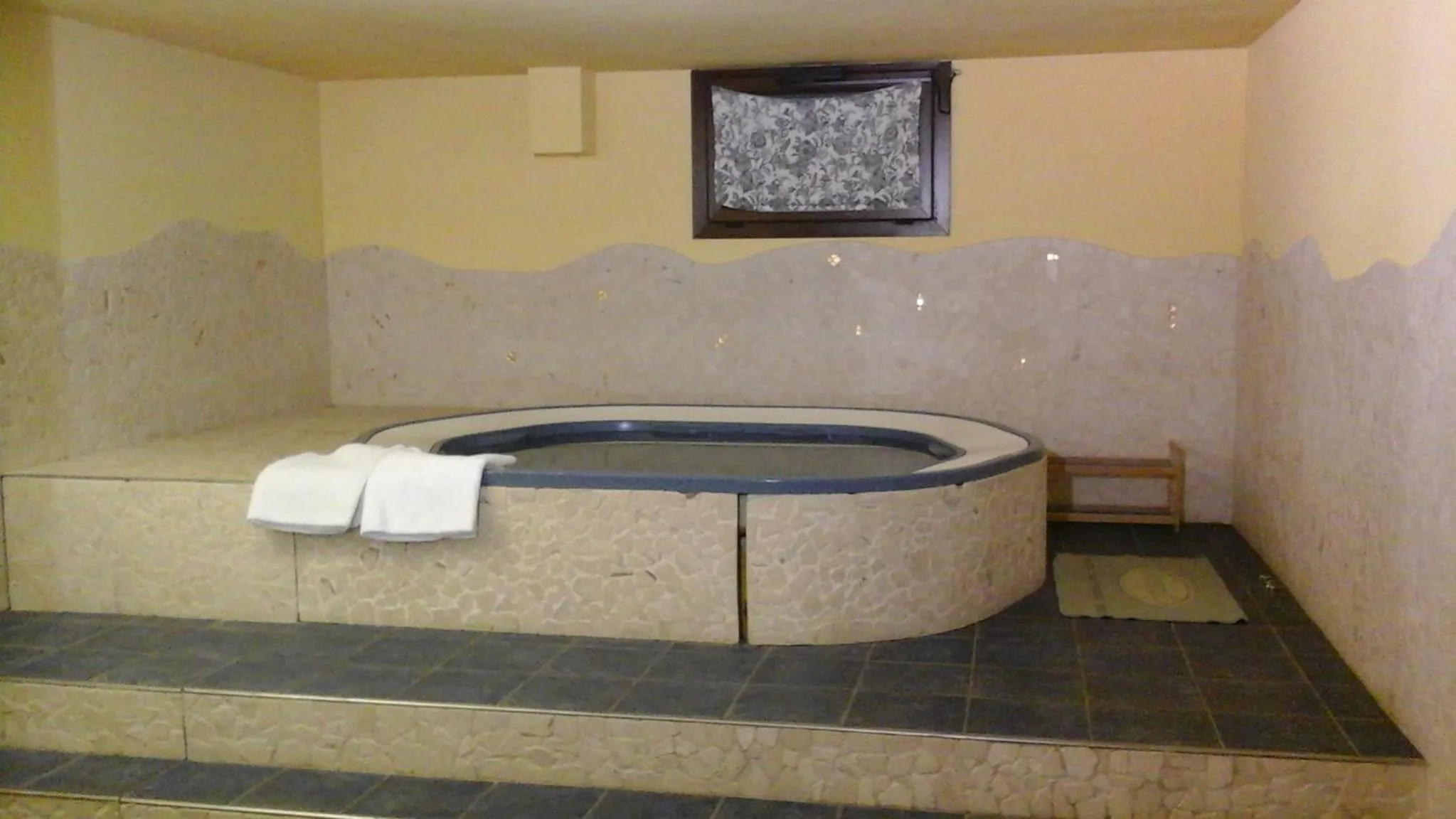Hot Tub in Cumana Blu Apartments