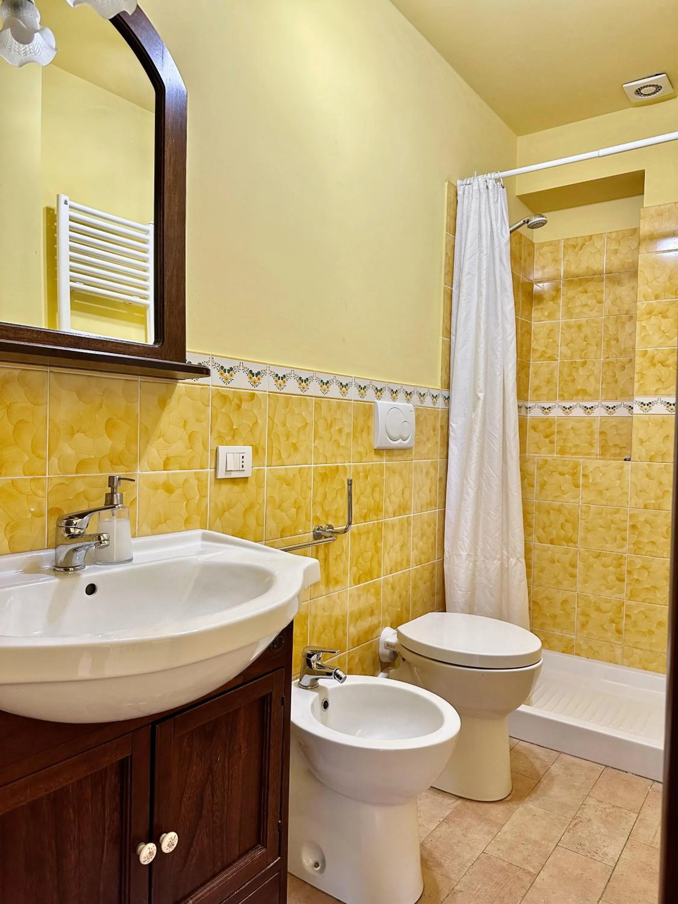 Shower in Cumana Blu Apartments