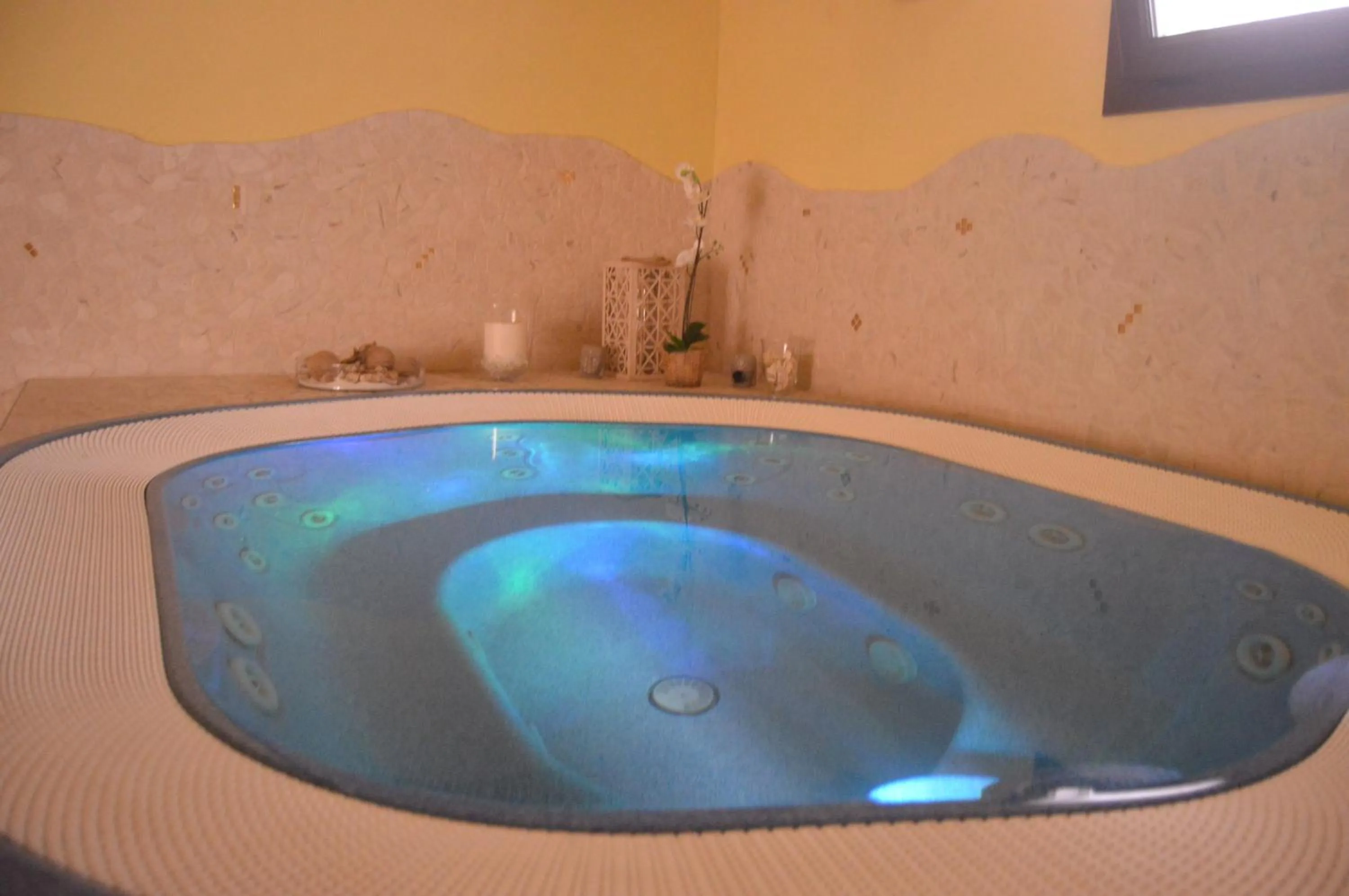 Hot Tub in Cumana Blu Apartments