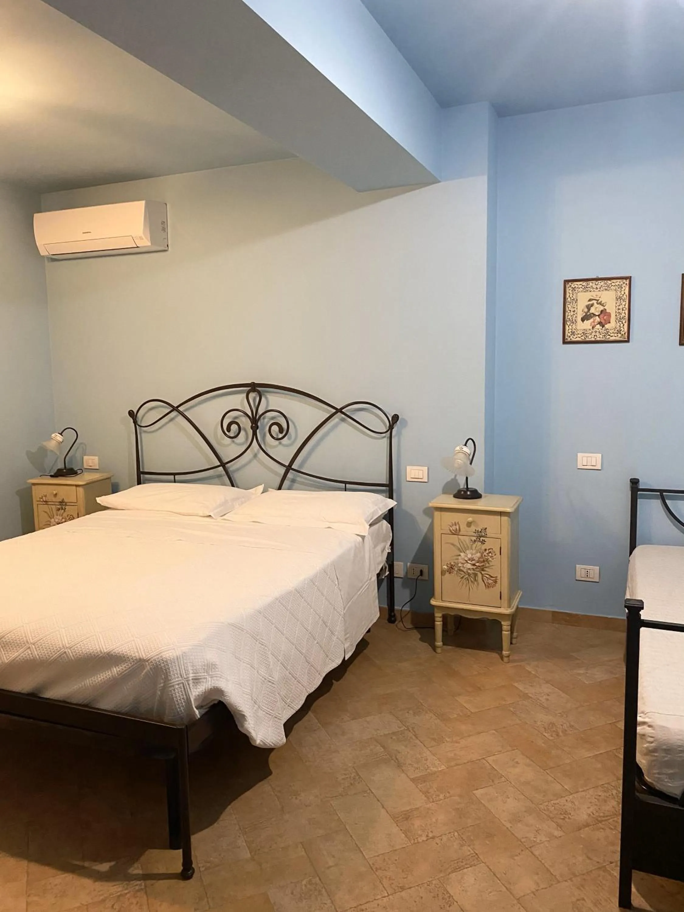 Bedroom, Bed in Cumana Blu Apartments
