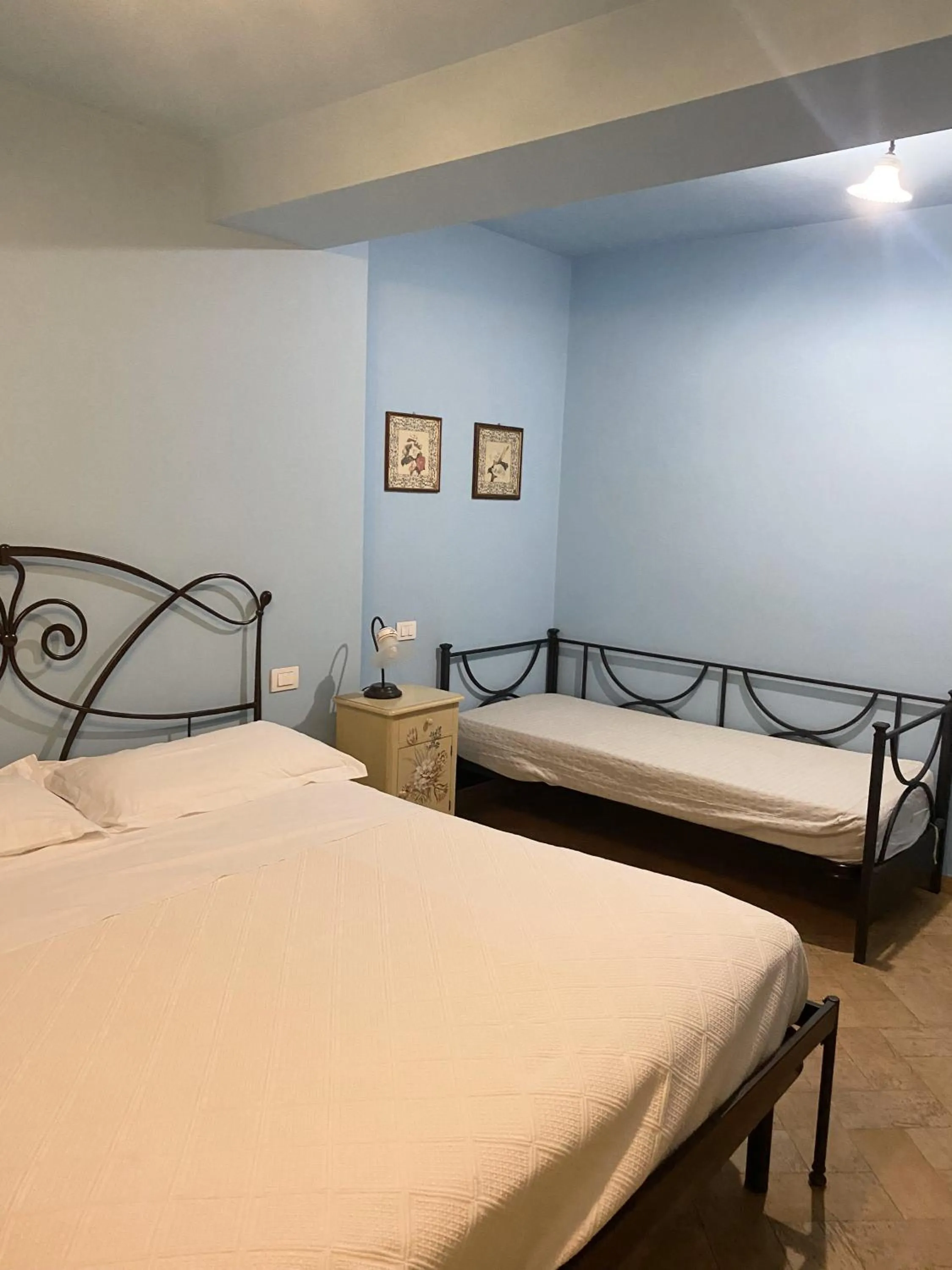 Bedroom, Bed in Cumana Blu Apartments