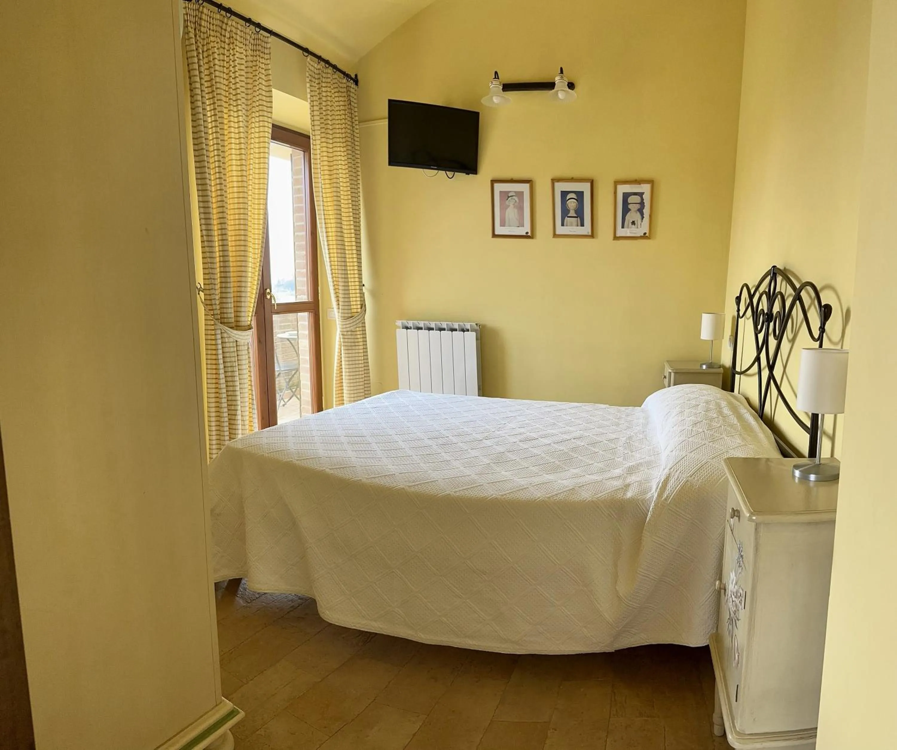 Bedroom, Bed in Cumana Blu Apartments