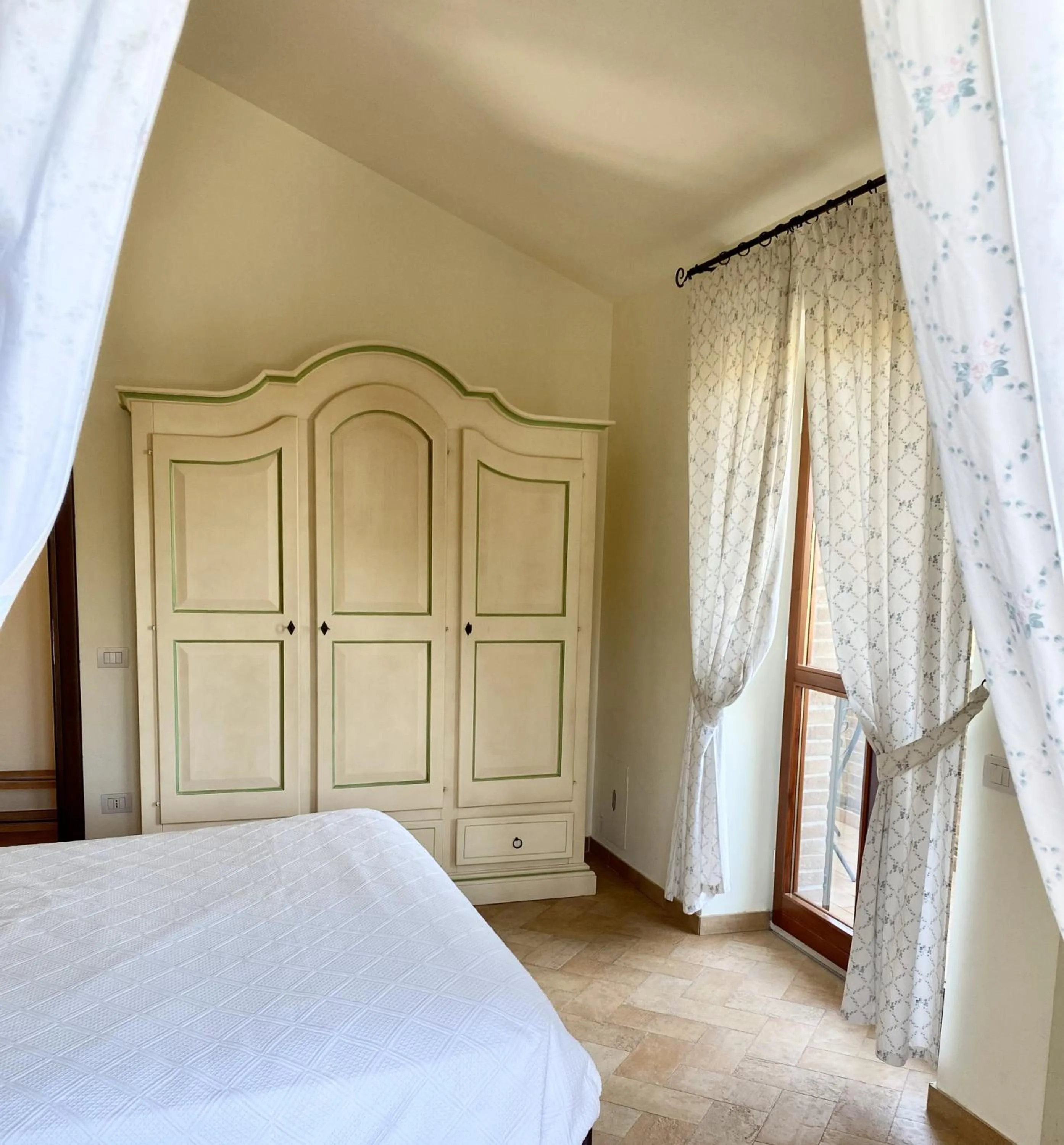 Bedroom, Bed in Cumana Blu Apartments