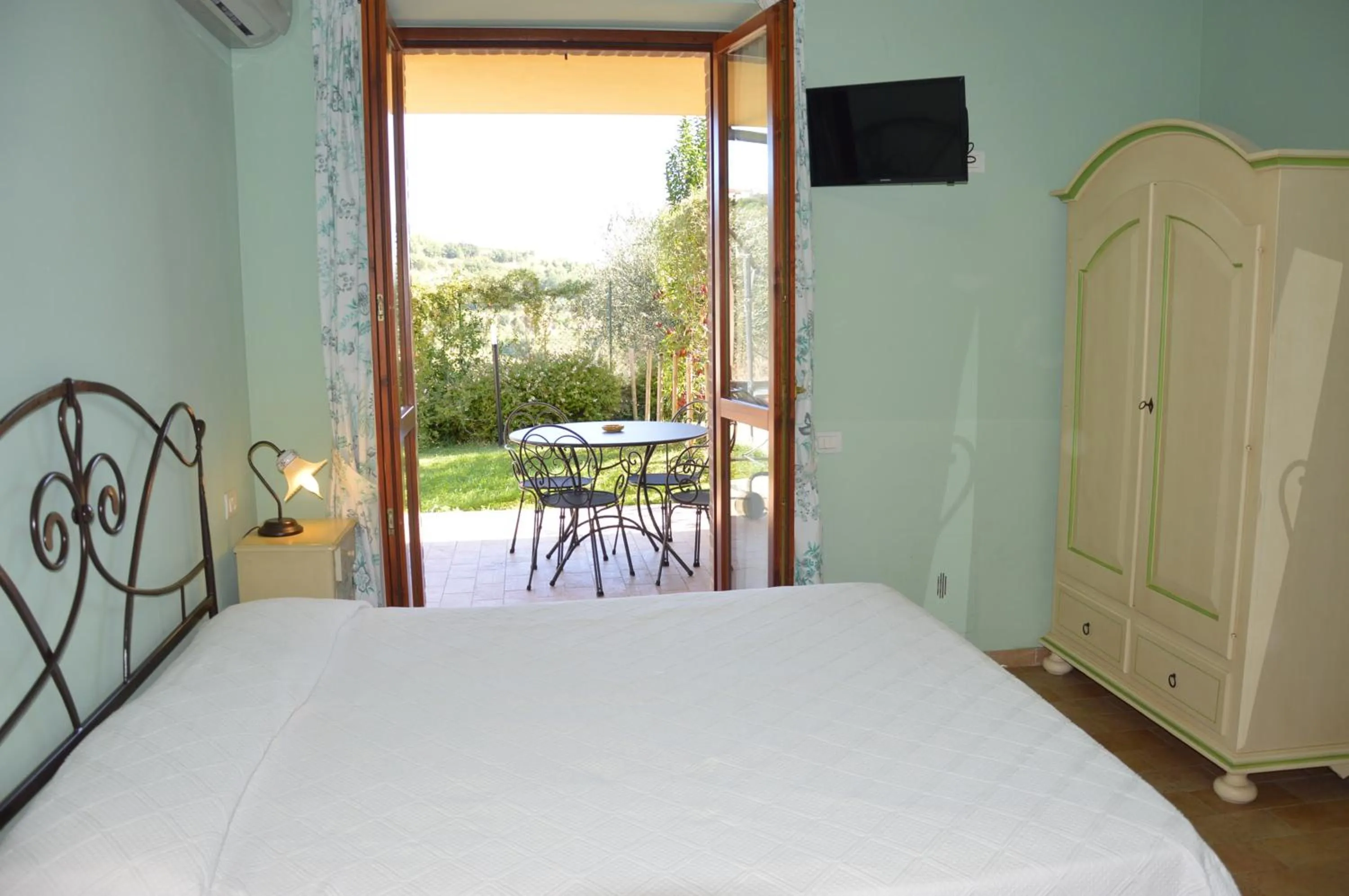 Patio, Bed in Cumana Blu Apartments