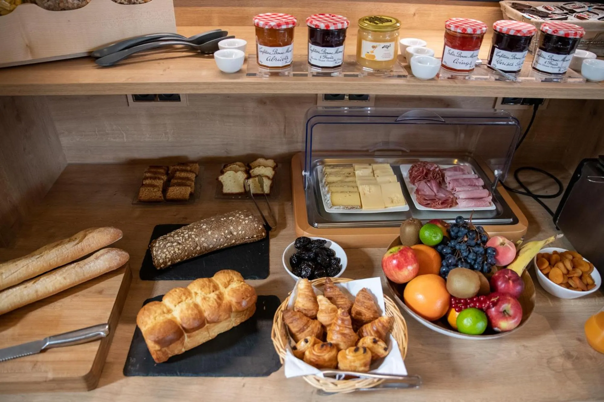 Buffet breakfast in Le Moulin Du Landion Hôtel et Spa