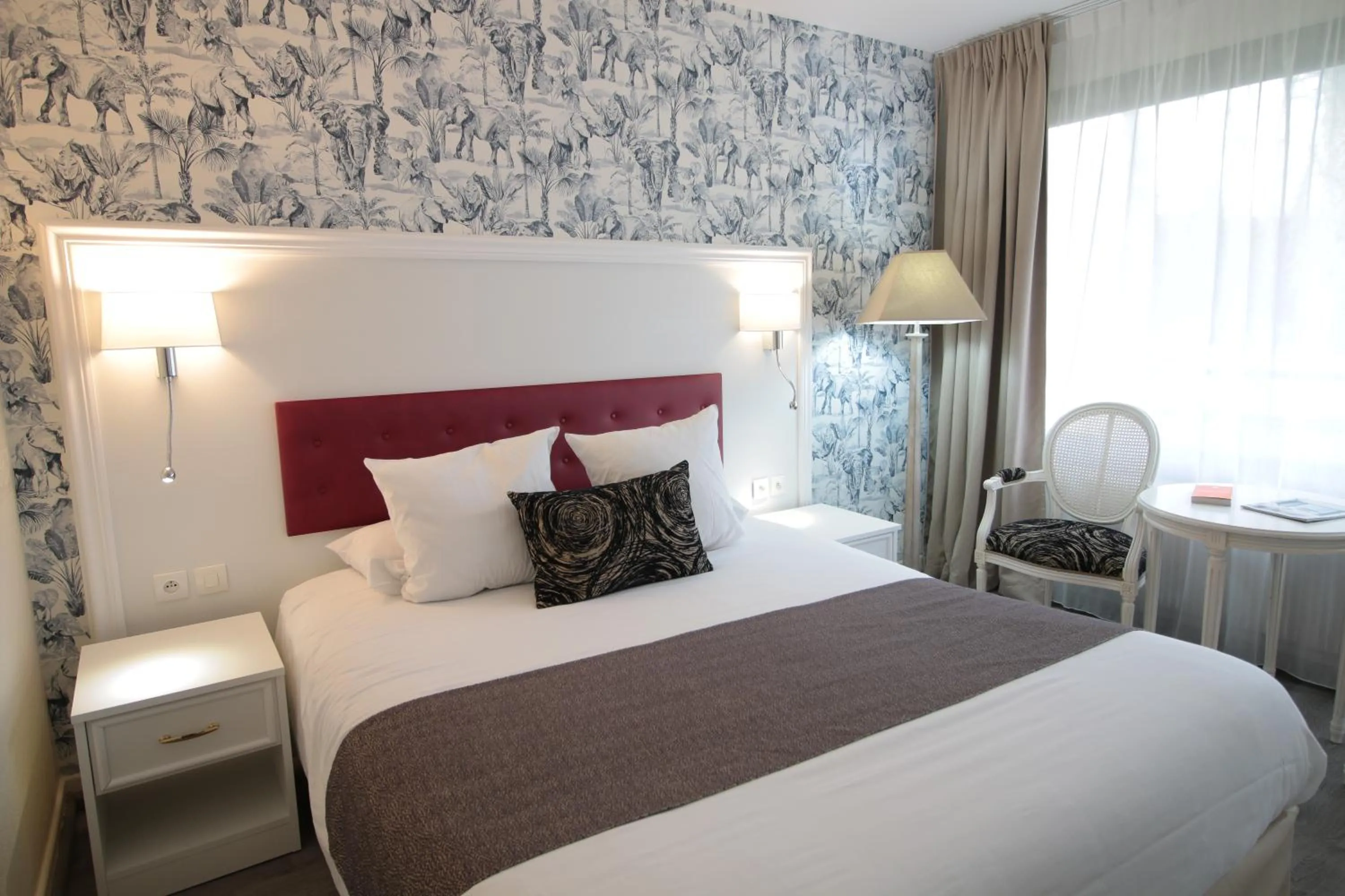 Photo of the whole room, Bed in Le Moulin Du Landion Hôtel et Spa