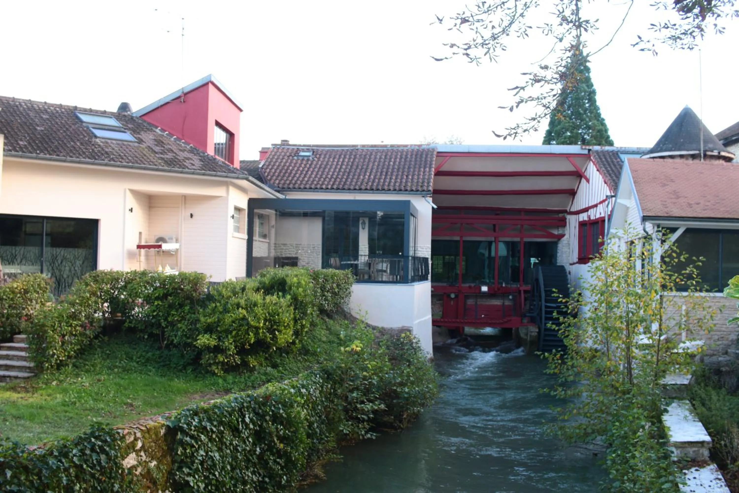 Property building in Le Moulin Du Landion Hôtel et Spa