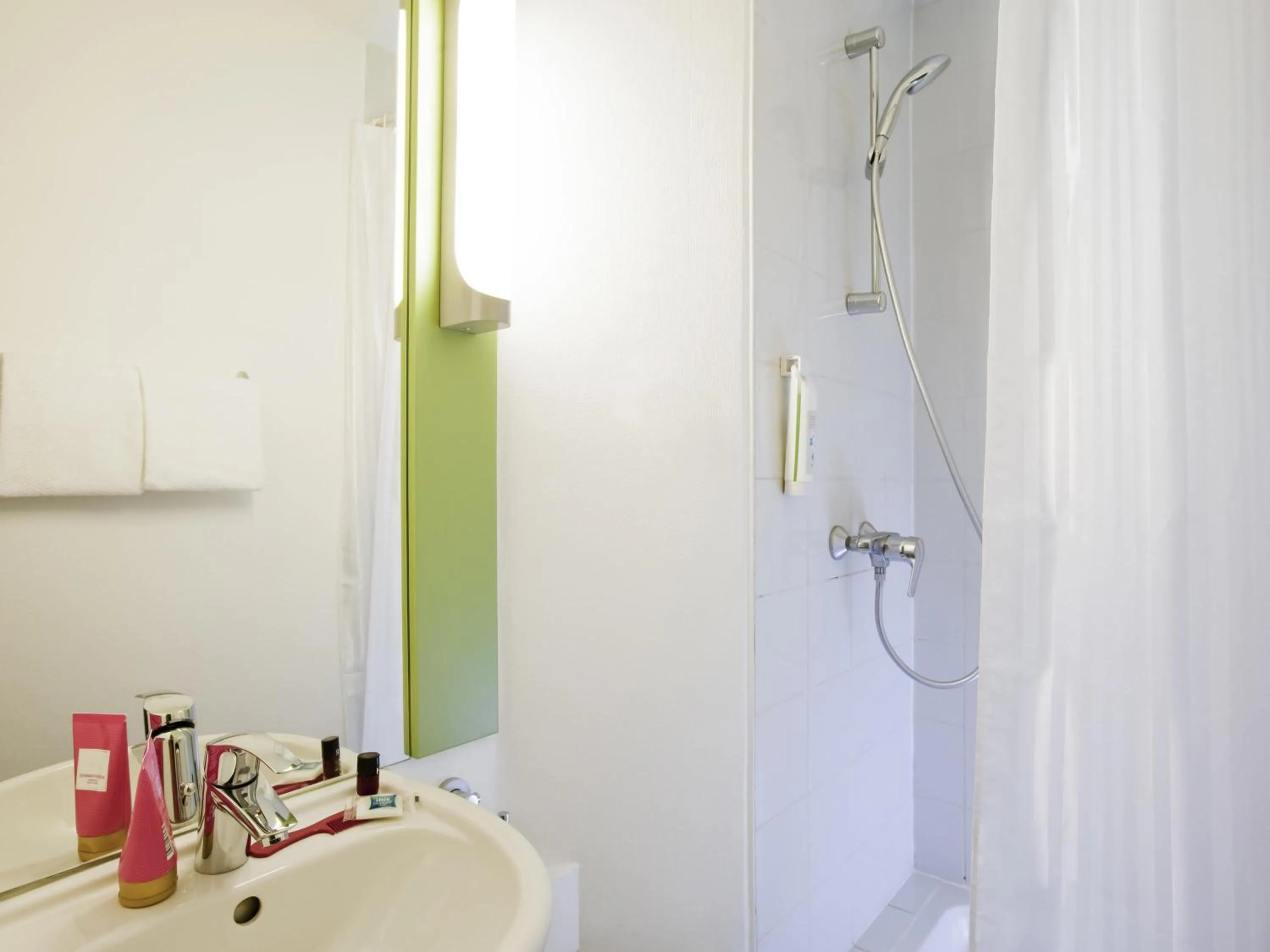 Bedroom in ibis budget Pontault Combault RN4 Marne La Vallée