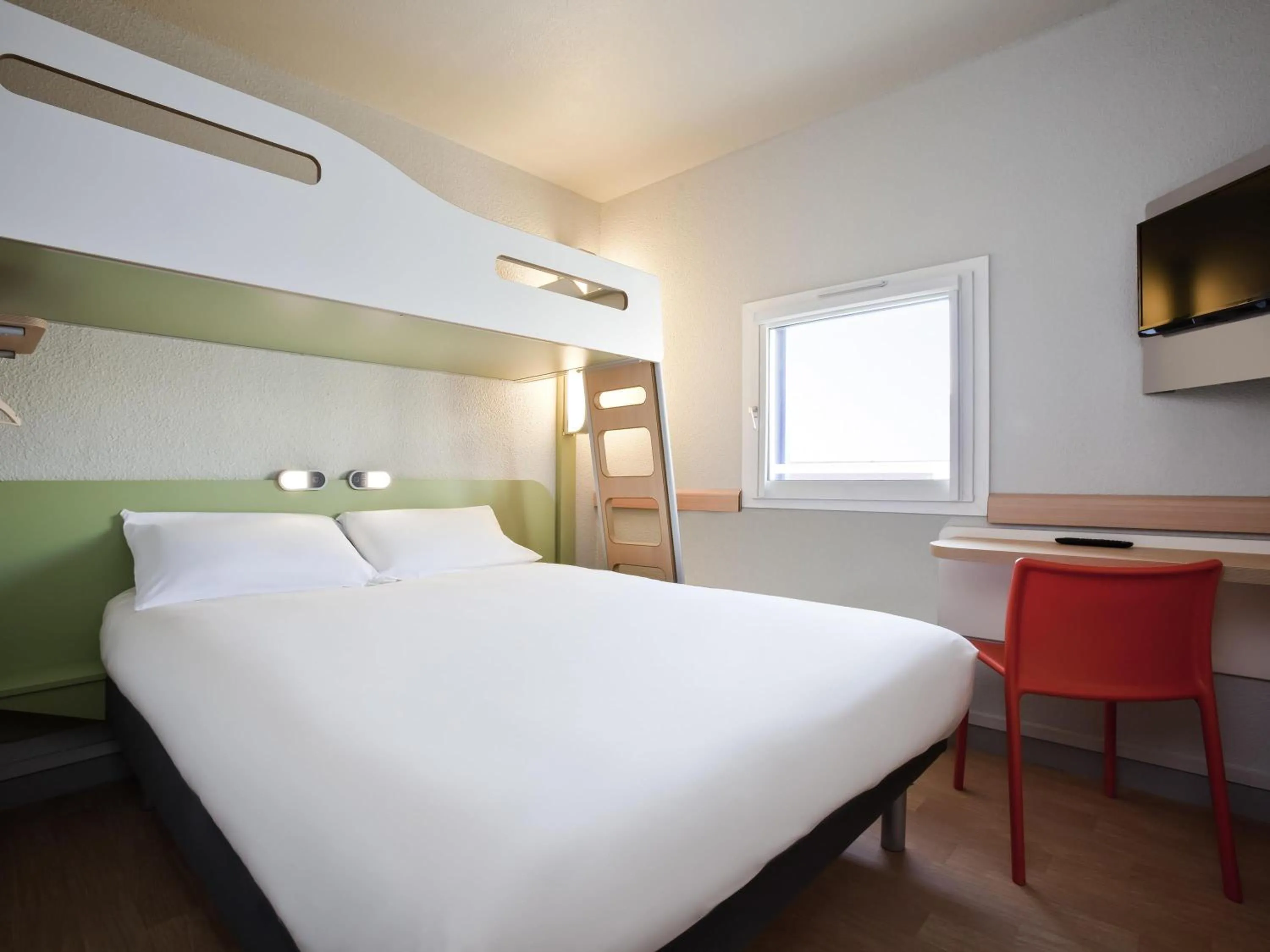 Bedroom, Bed in ibis budget Pontault Combault RN4 Marne La Vallée