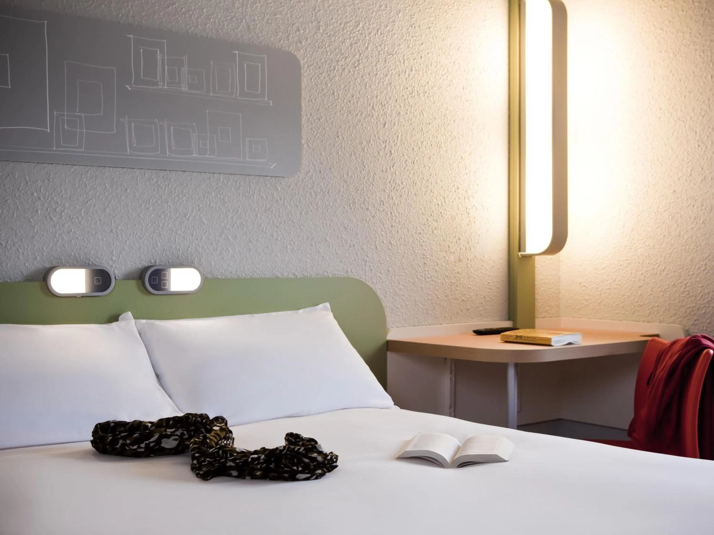 Bedroom, Bed in ibis budget Pontault Combault RN4 Marne La Vallée