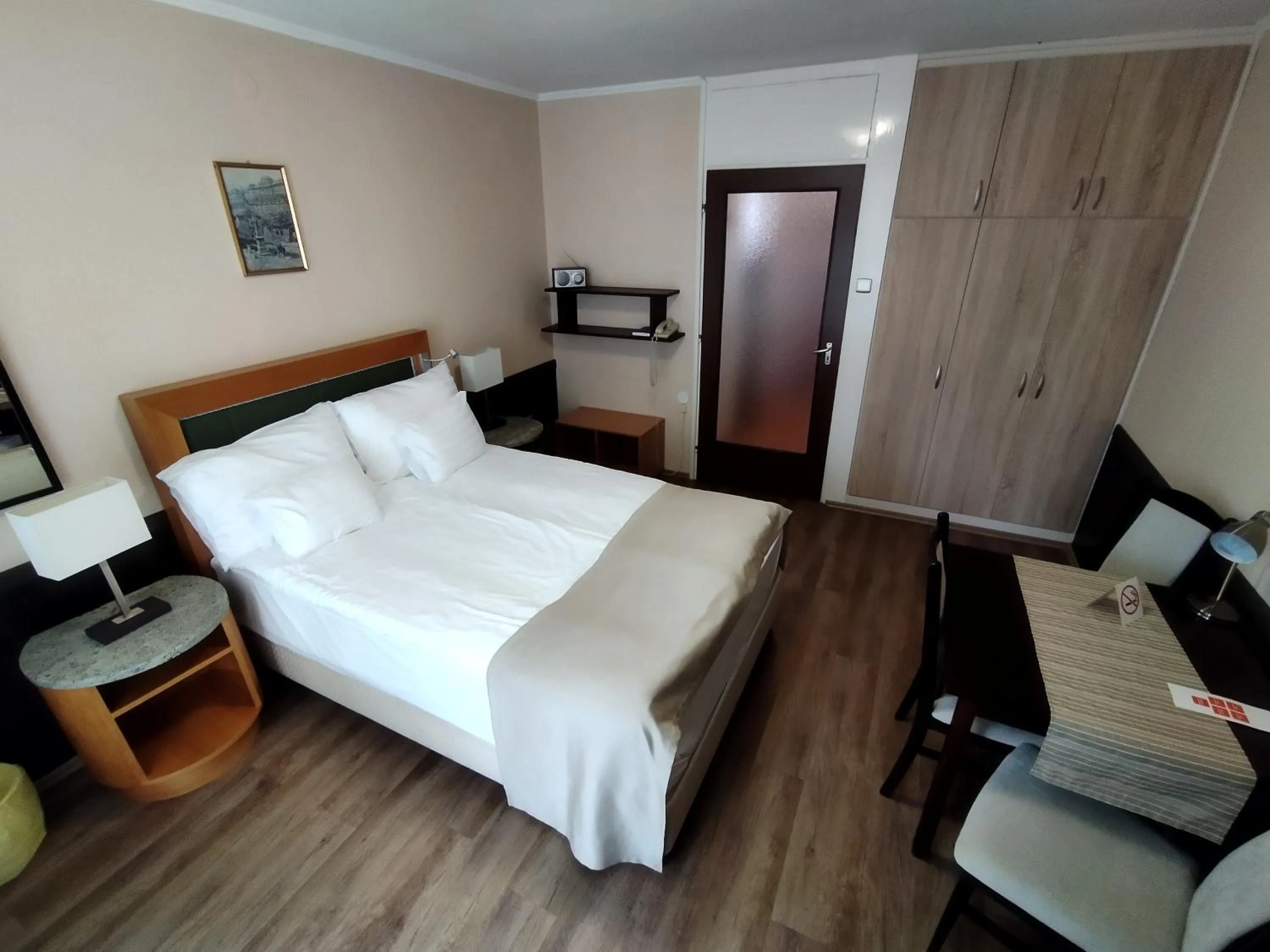 Bedroom, Bed in Viking Hotel