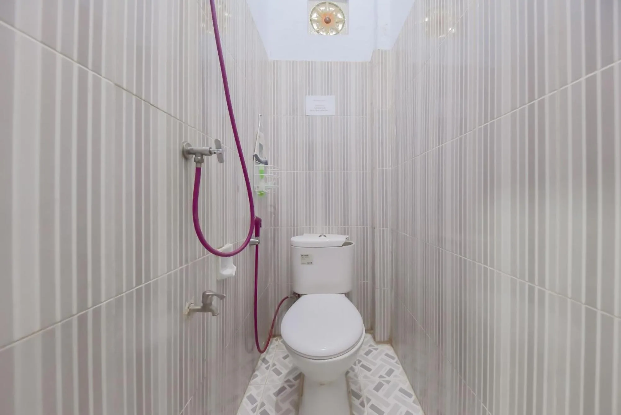 Shower in RedDoorz Syariah near Ramayana Mall Tarakan