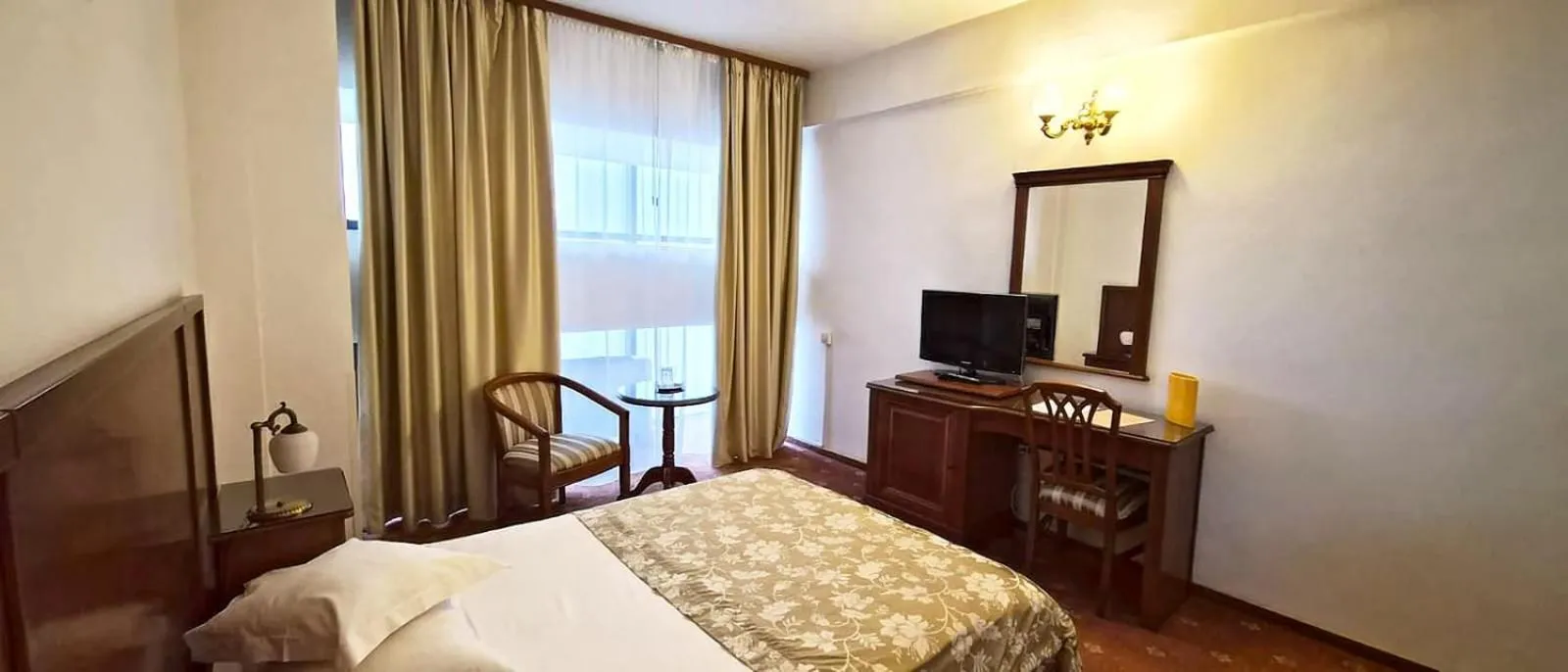 Bed in Hotel Emma West