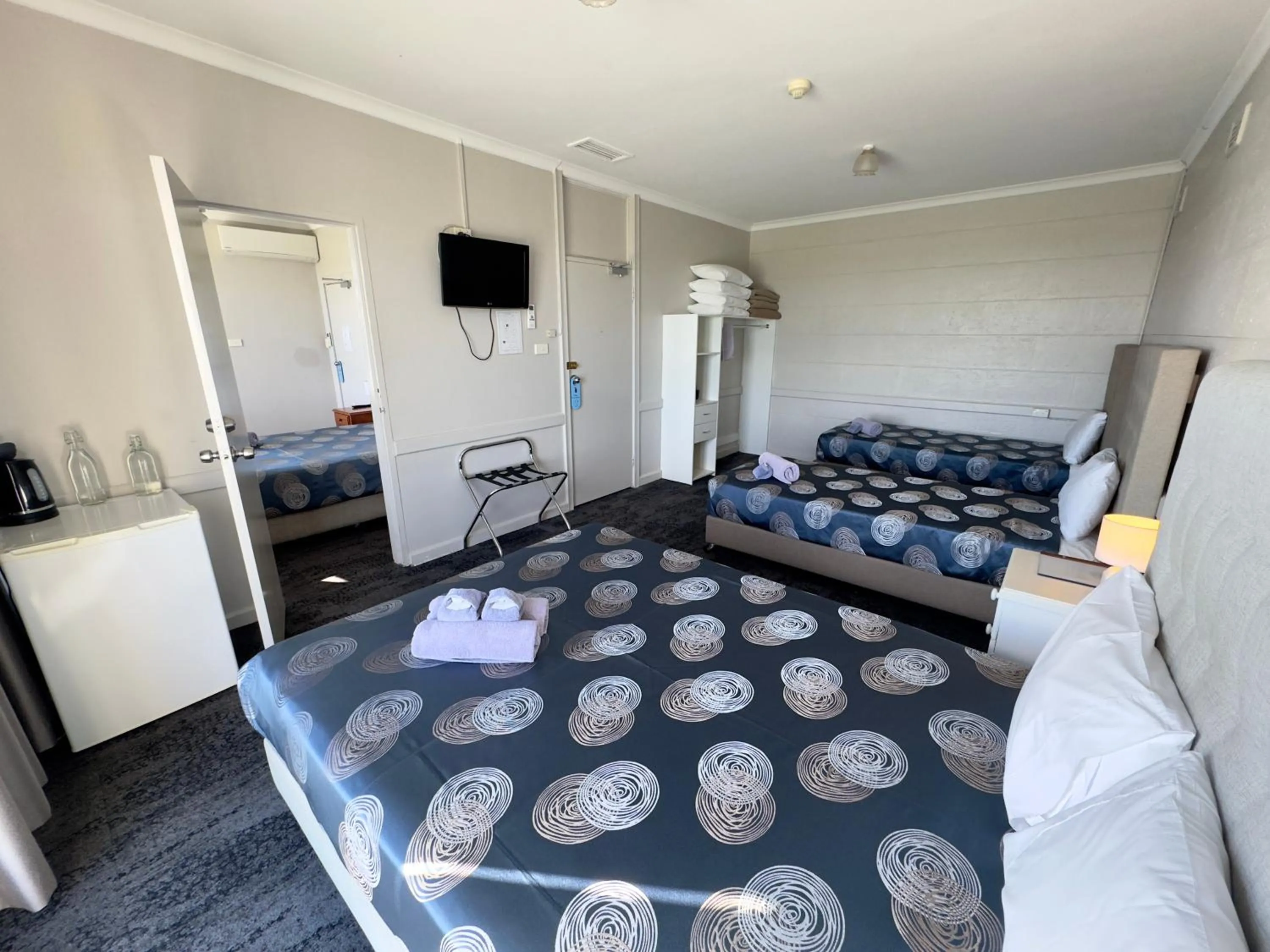 Photo of the whole room, Bed in Tailem Bend Riverside Hotel