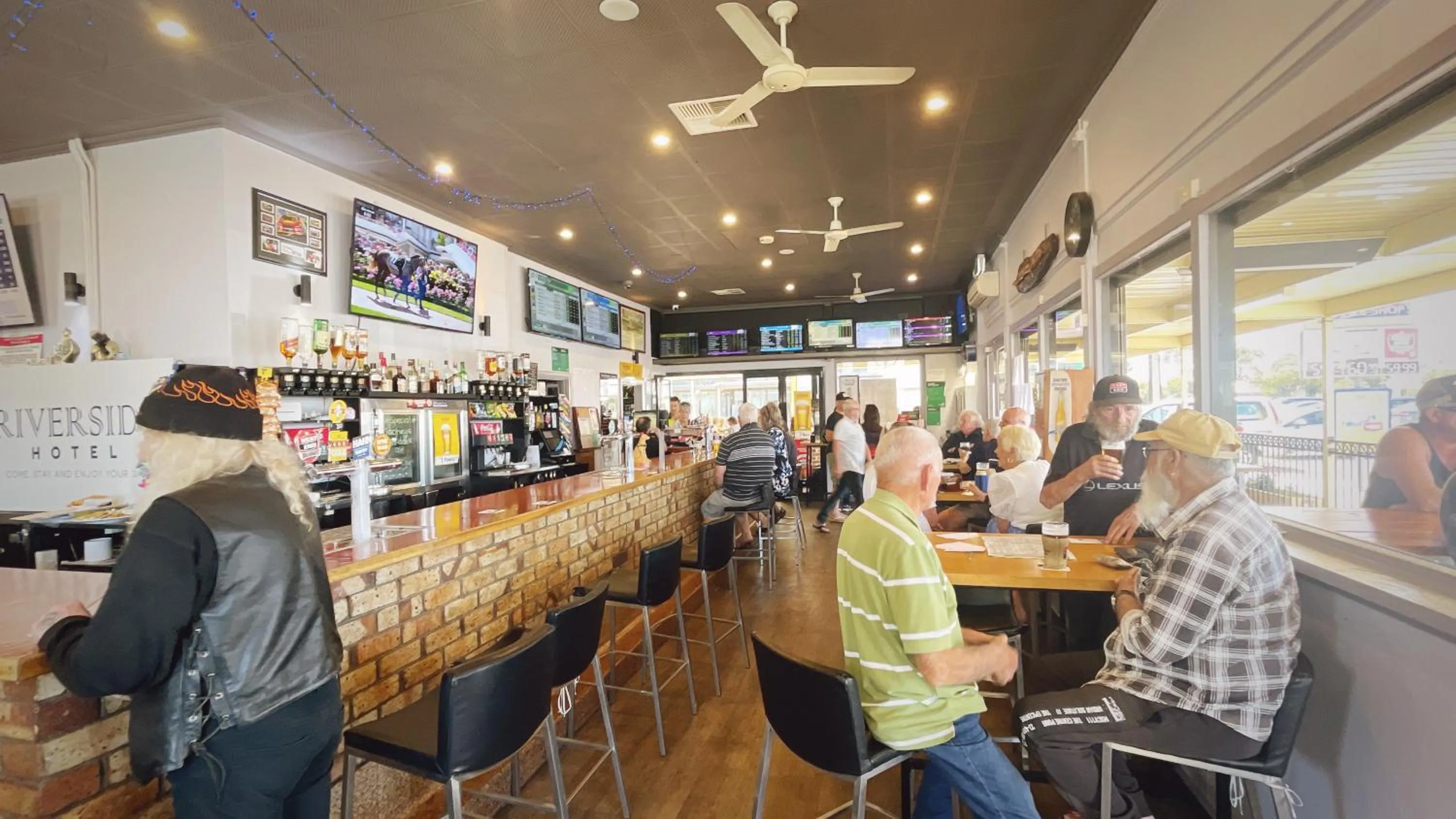 Lounge or bar in Tailem Bend Riverside Hotel