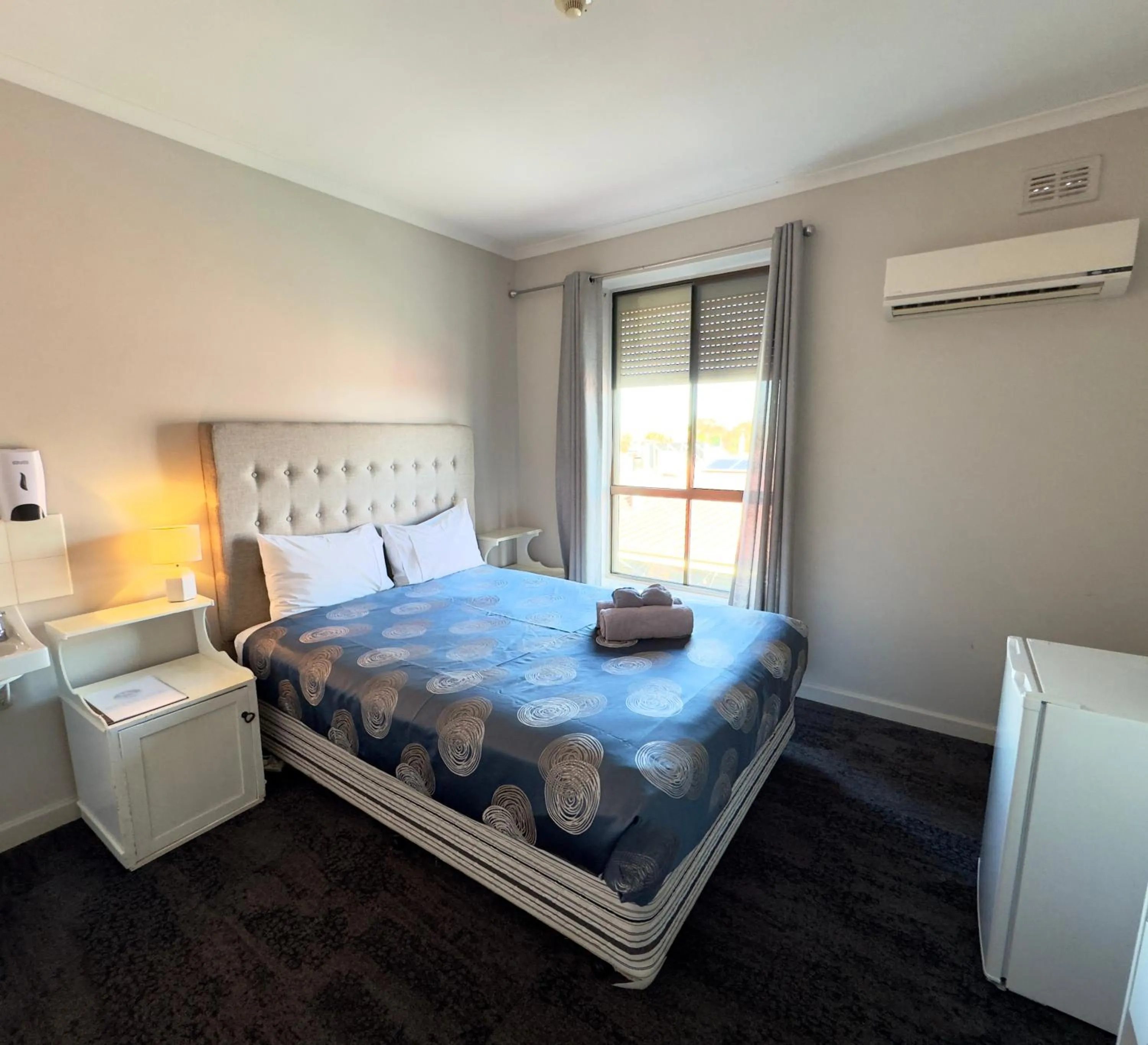 Photo of the whole room, Bed in Tailem Bend Riverside Hotel