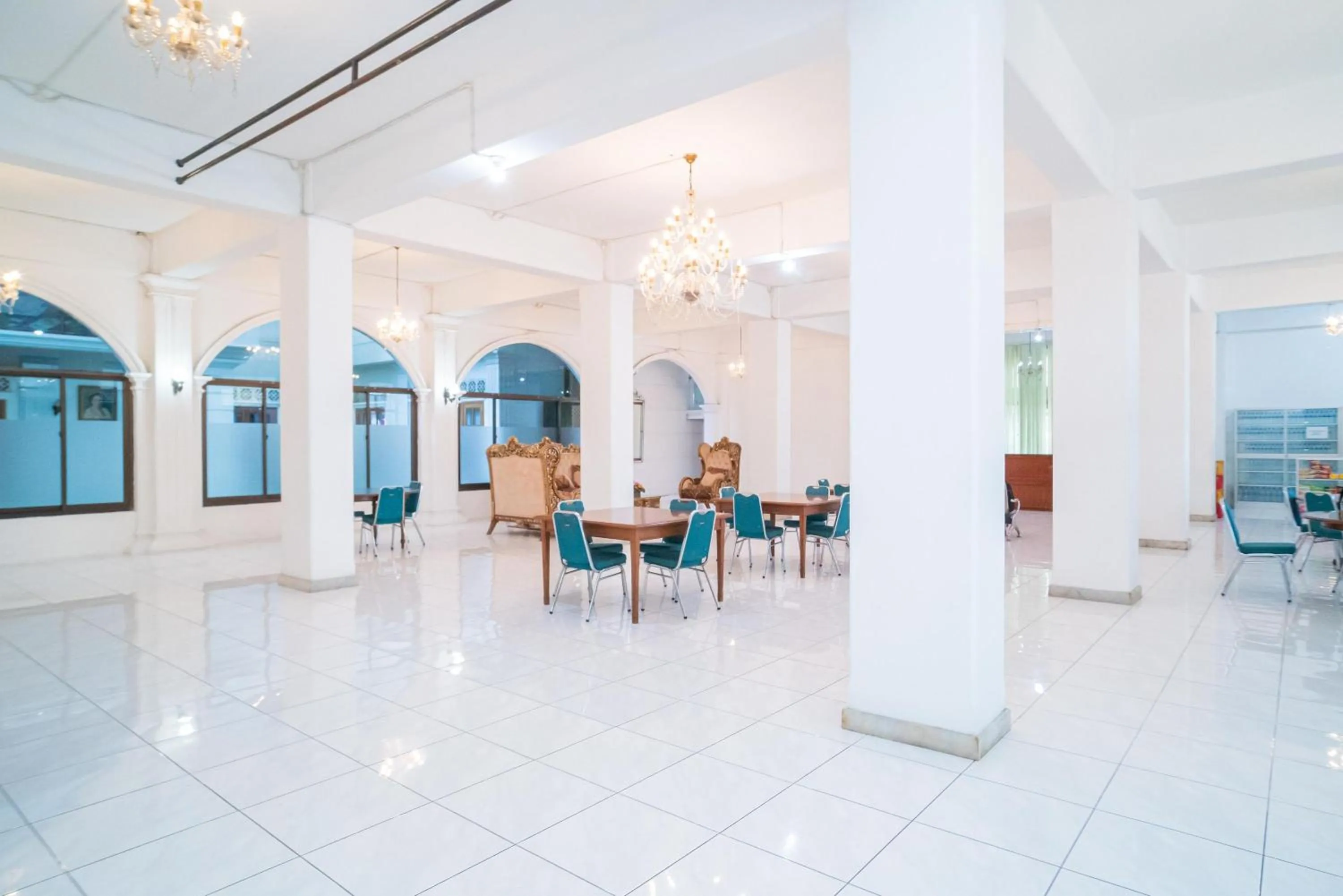 Living room in RedDoorz Plus at Hotel Surya Solo