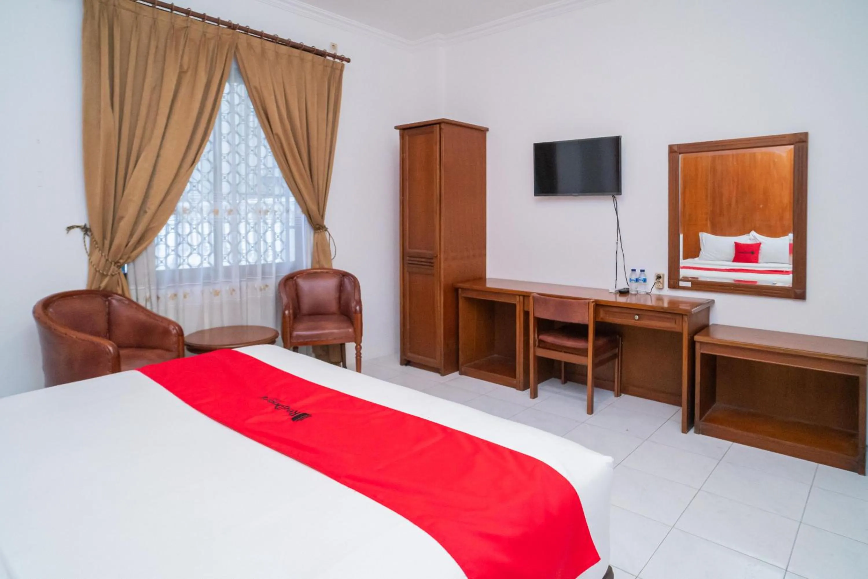Bedroom, Bed in RedDoorz Plus at Hotel Surya Solo
