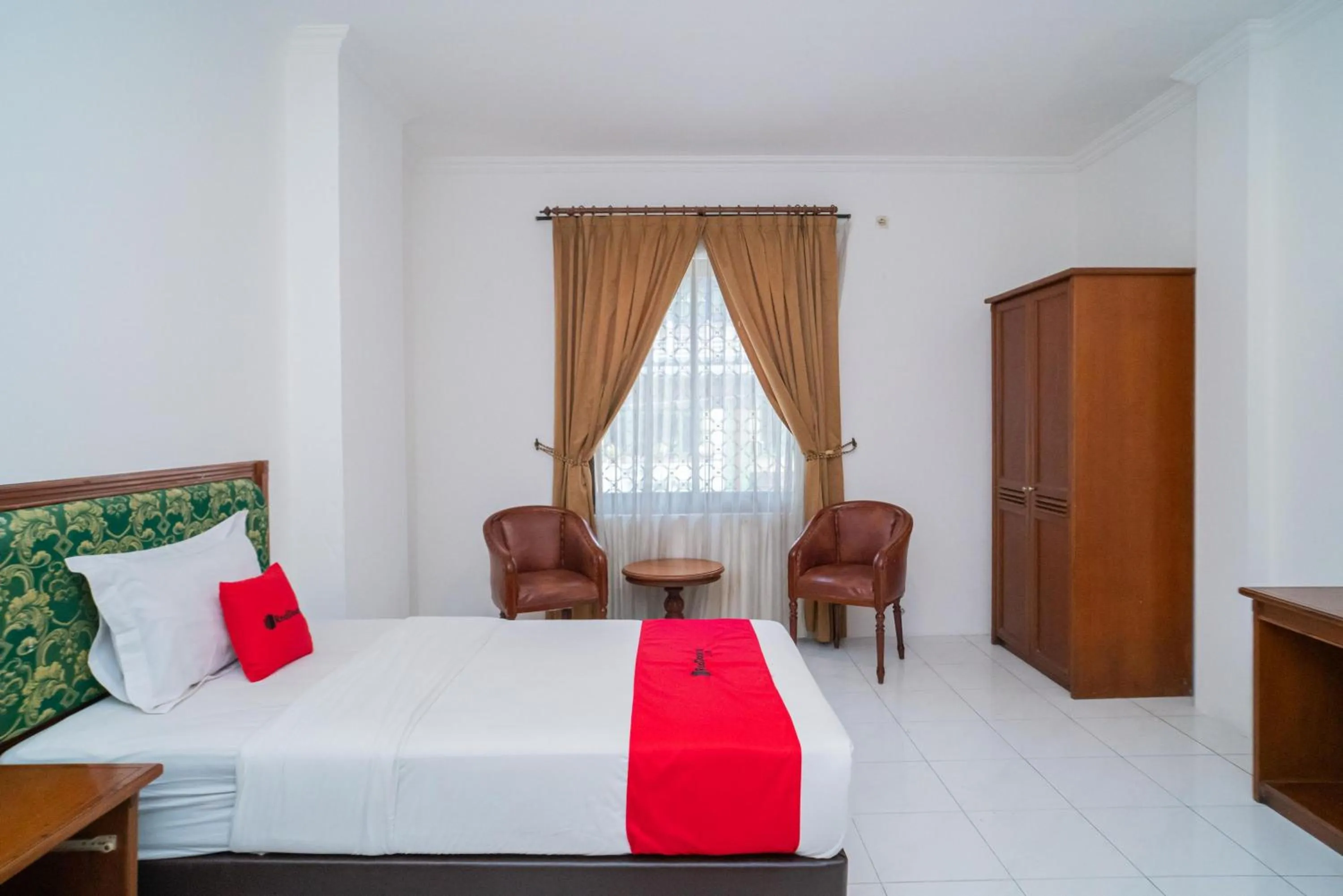 Bedroom, Bed in RedDoorz Plus at Hotel Surya Solo