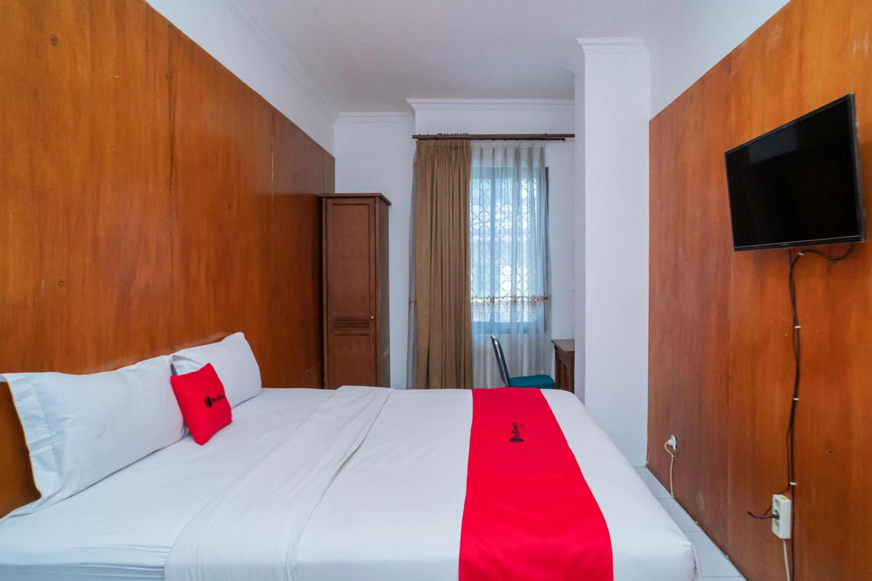 Bedroom, Bed in RedDoorz Plus at Hotel Surya Solo