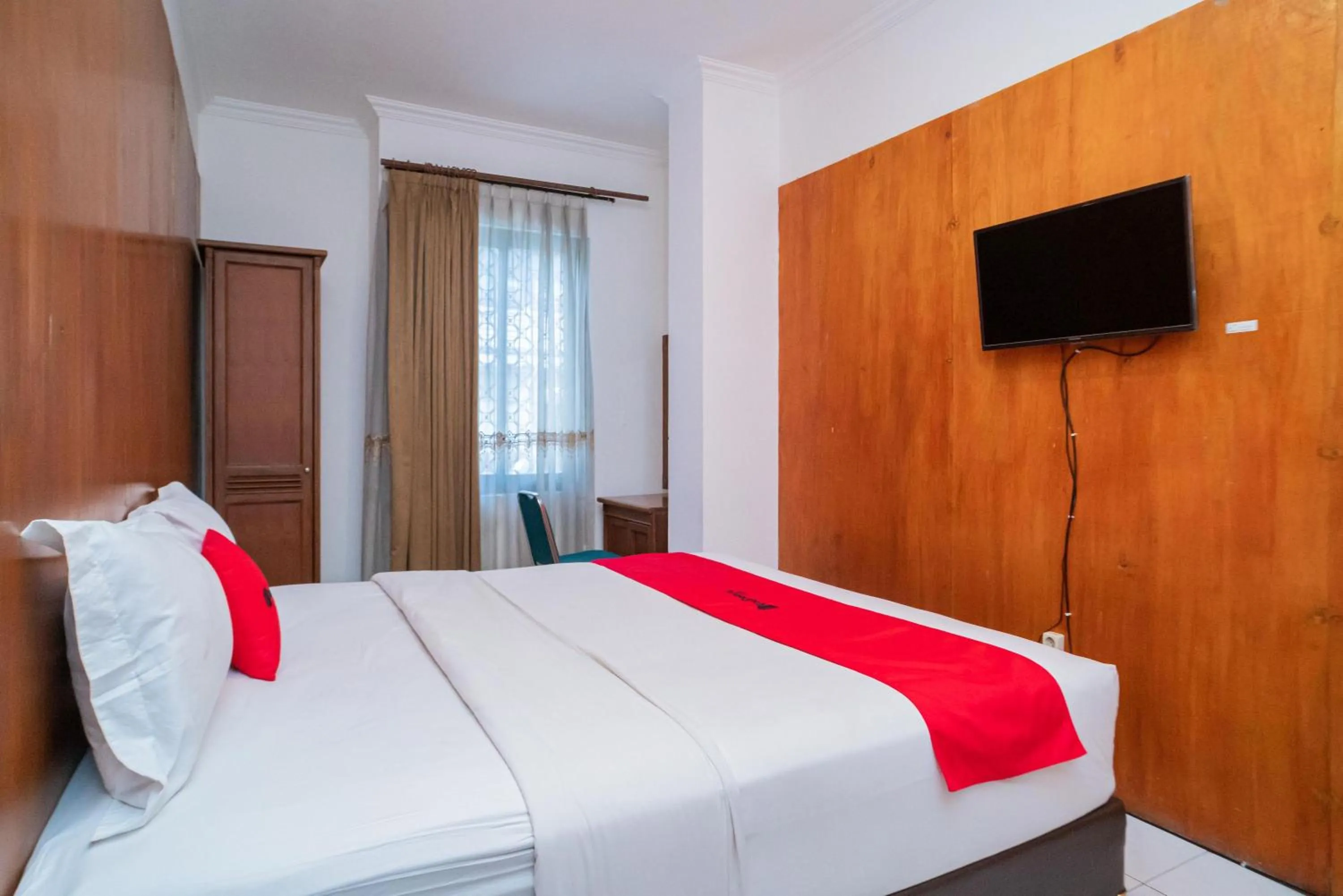 Bedroom, Bed in RedDoorz Plus at Hotel Surya Solo