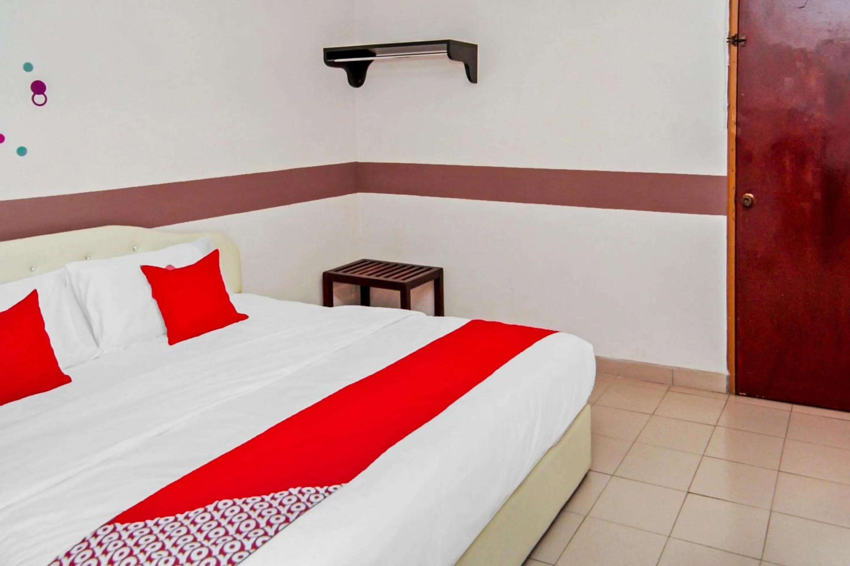 Bedroom, Bed in OYO 1173 Mandyrin Hotel