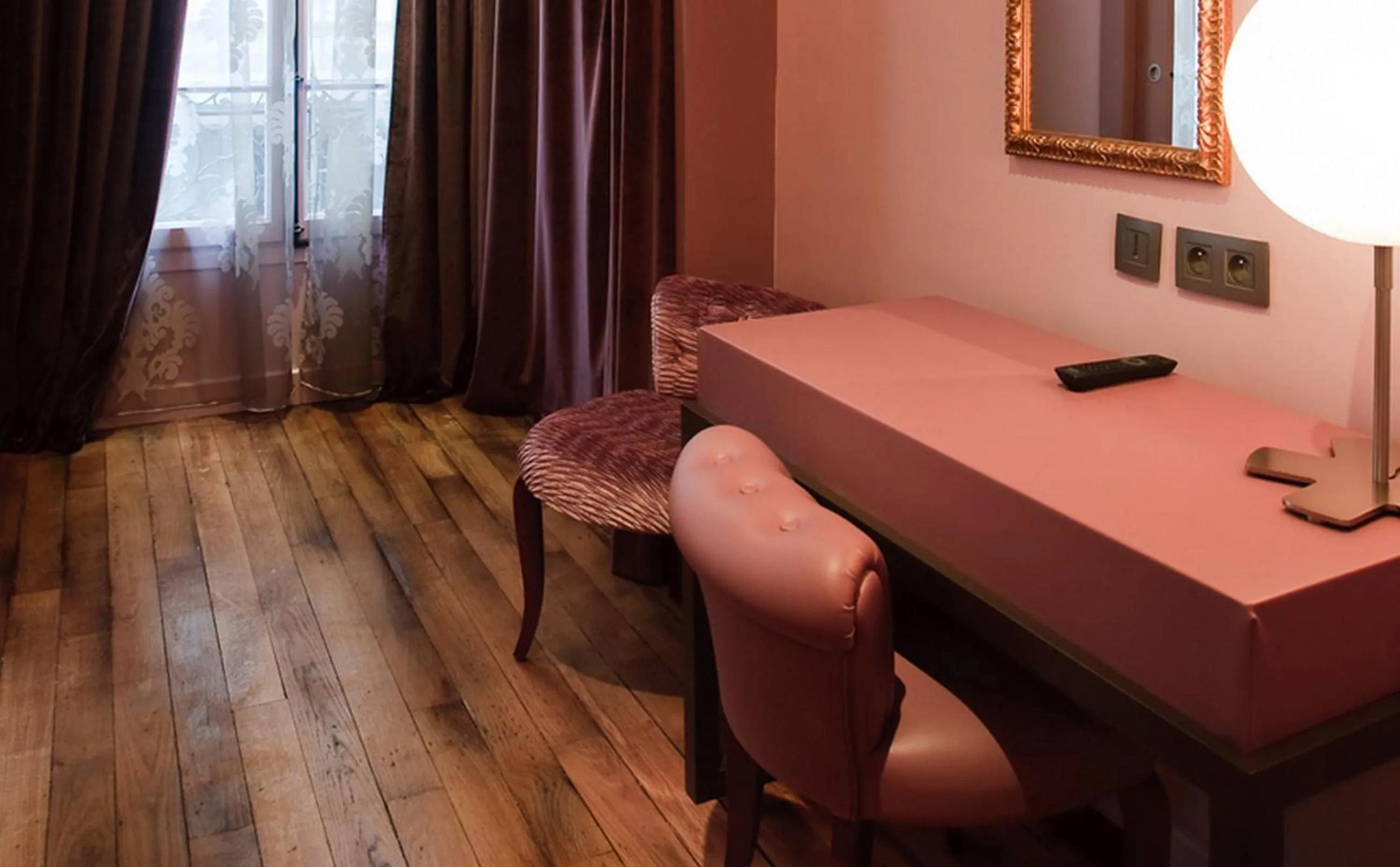 Seating area in Hotel Louvre Bons Enfants