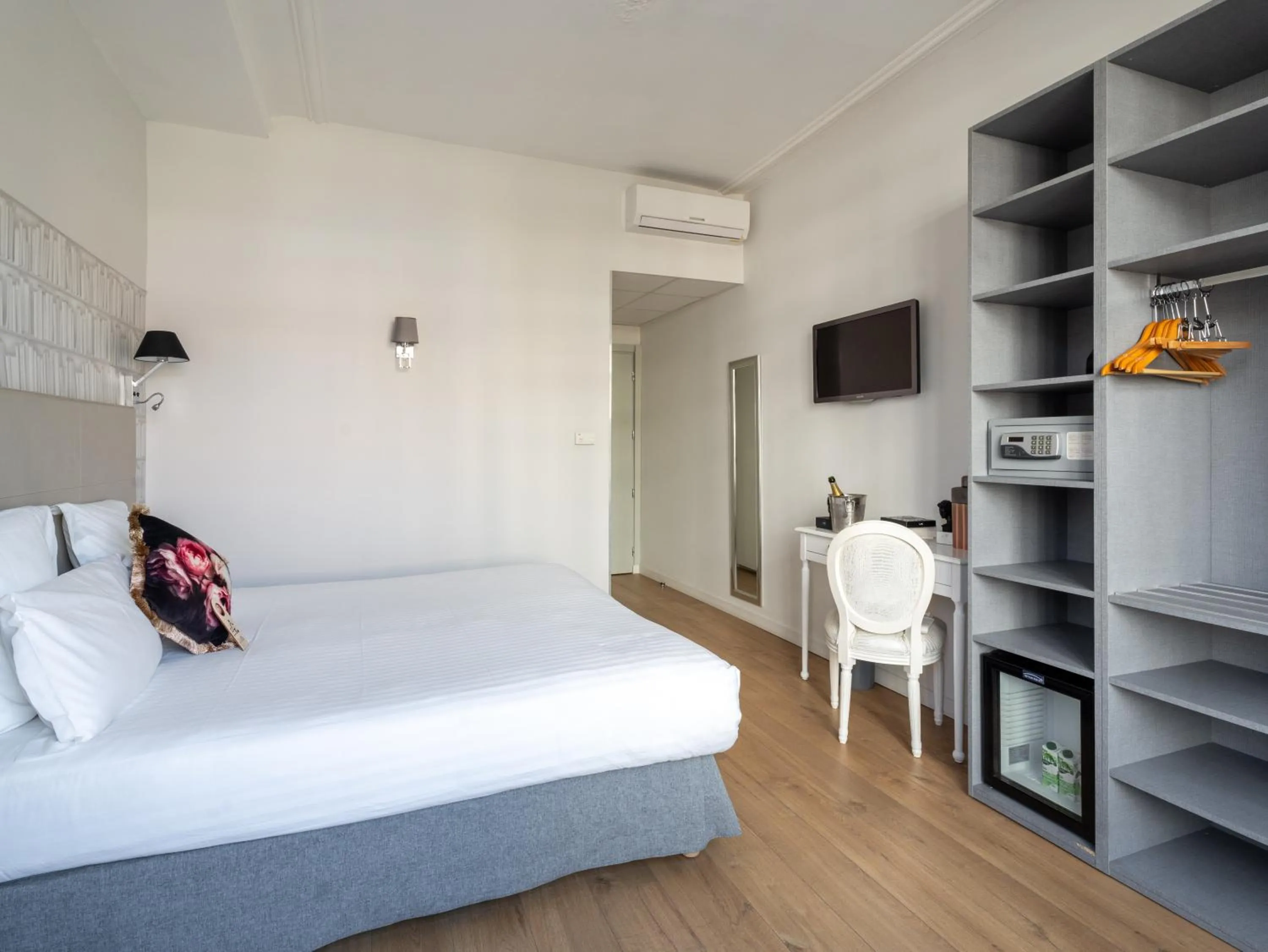 Photo of the whole room, Bed in Hotel La Villa Nice Victor Hugo