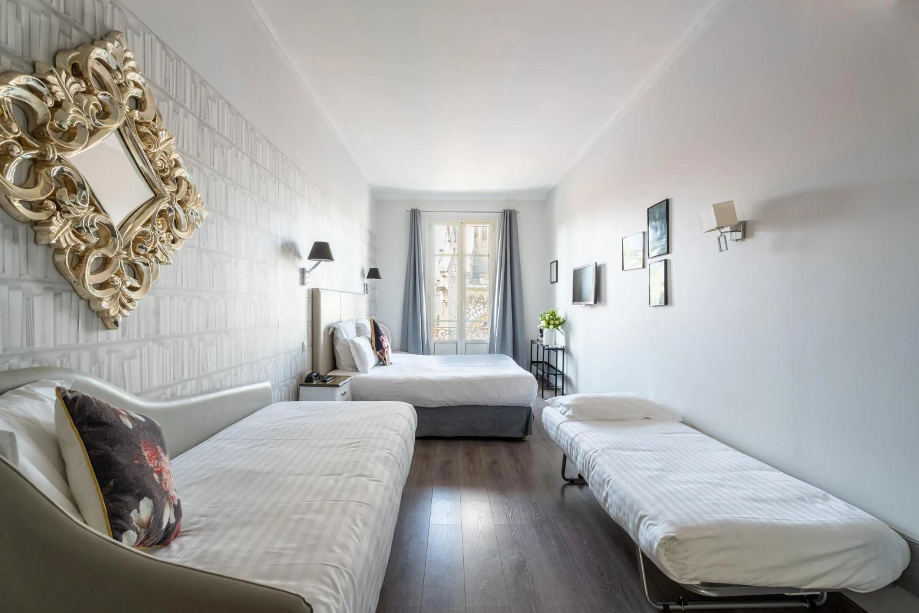 Photo of the whole room, Bed in Hotel La Villa Nice Victor Hugo