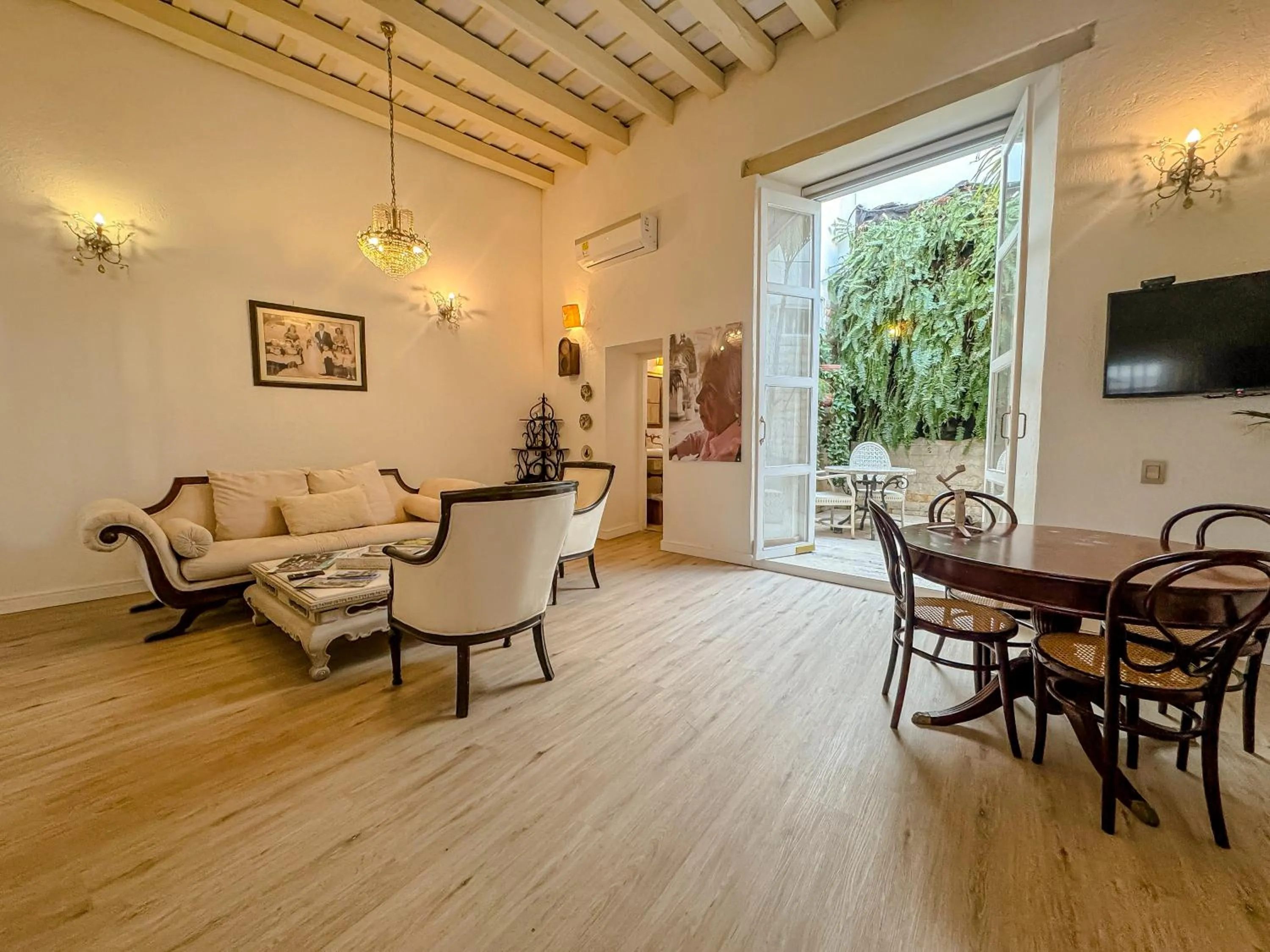 Communal lounge/ TV room in Hotel Boutique Don Pepe