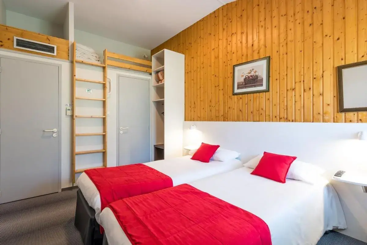 Triple Room with 3 Single Beds in Fasthotel Thones Triple Room with 3 Single Beds in Fasthotel Thones