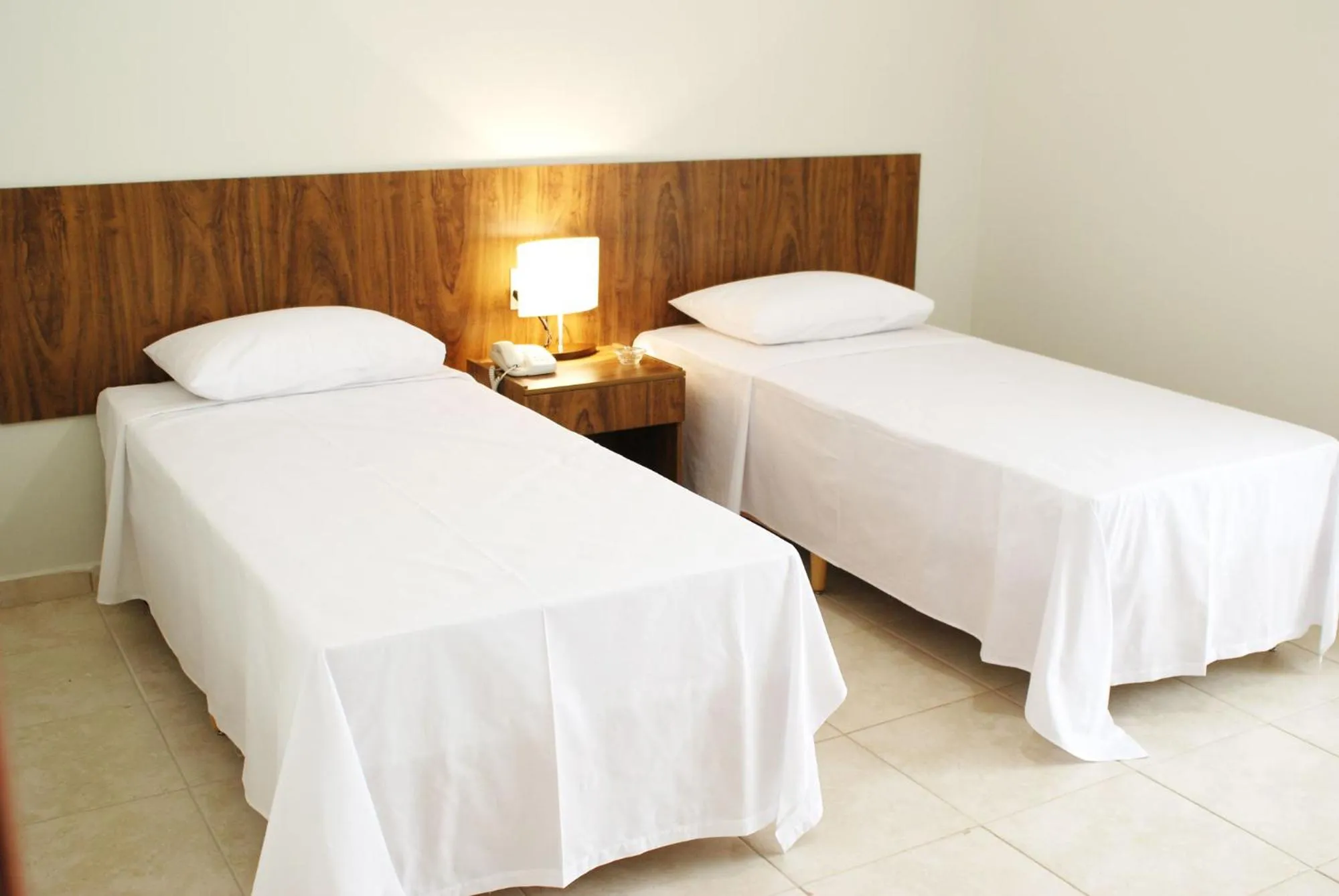 Bathroom, Bed in Monte Castro Executive Hotel