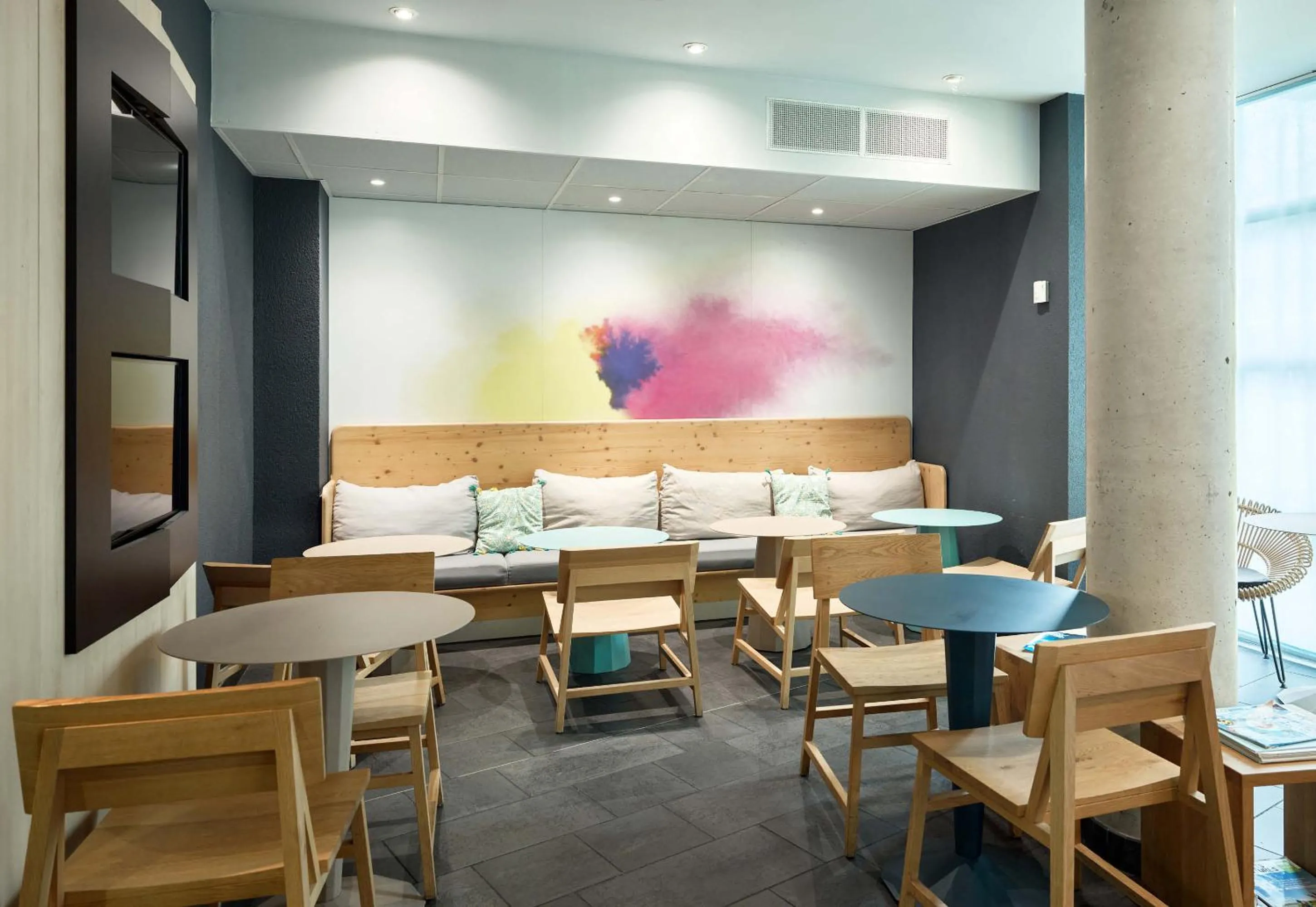 Living room in B&B HOTEL Paris Grand Roissy CDG Aéroport 4 étoiles