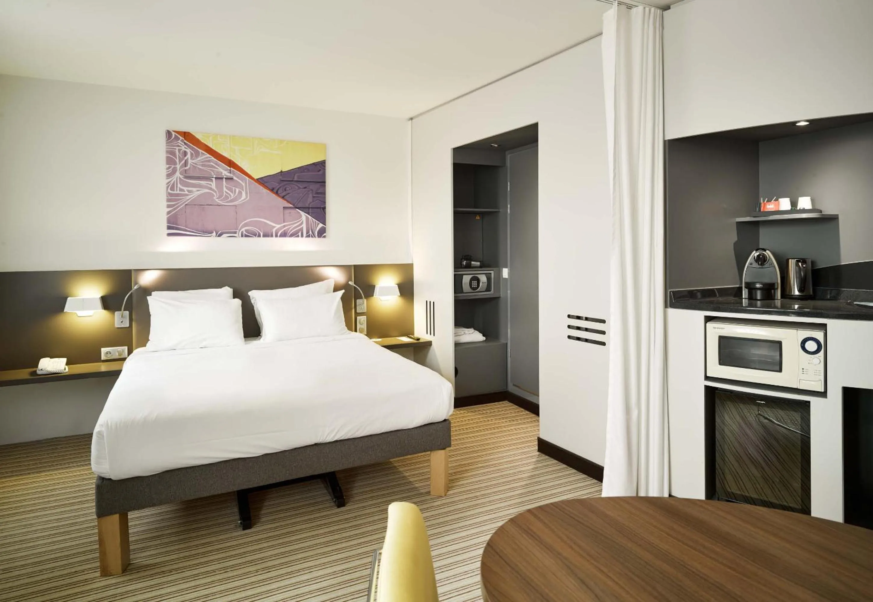 Photo of the whole room, Bed in B&B HOTEL Paris Grand Roissy CDG Aéroport 4 étoiles