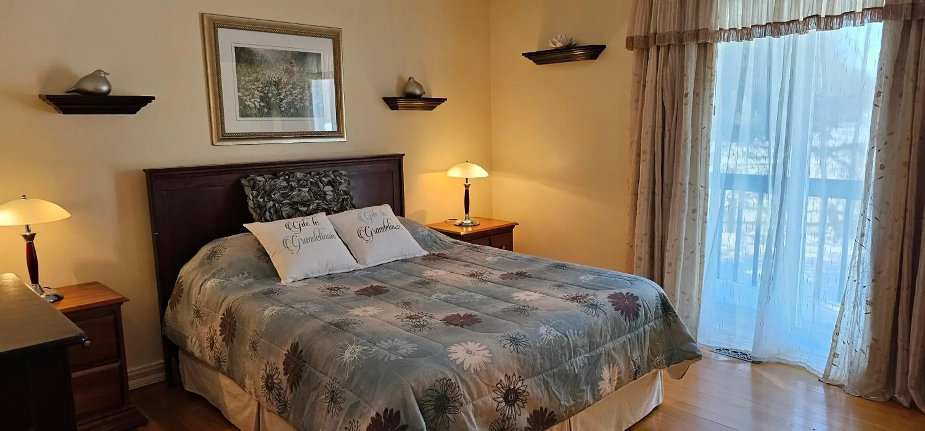 Queen Room in Gîte Le Grandelinois Queen Room in Gîte Le Grandelinois