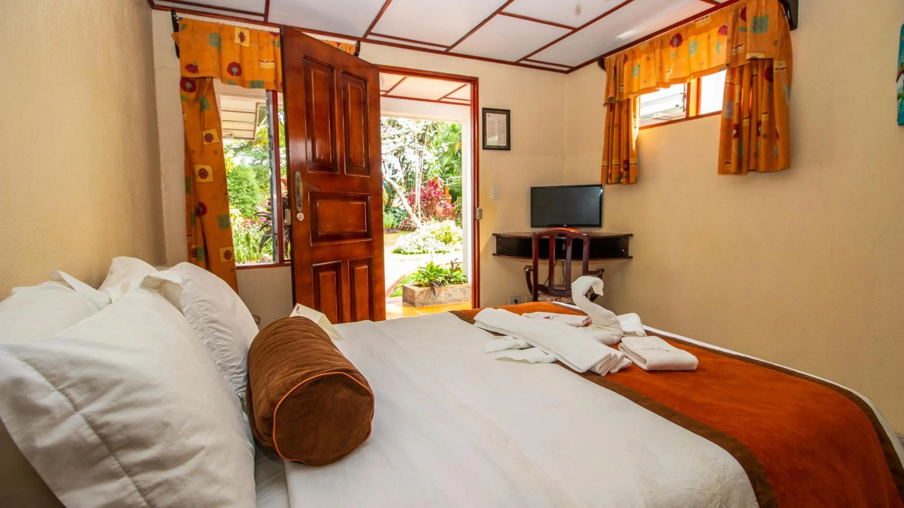 Photo of the whole room, Bed in Hotel La Rosa de America